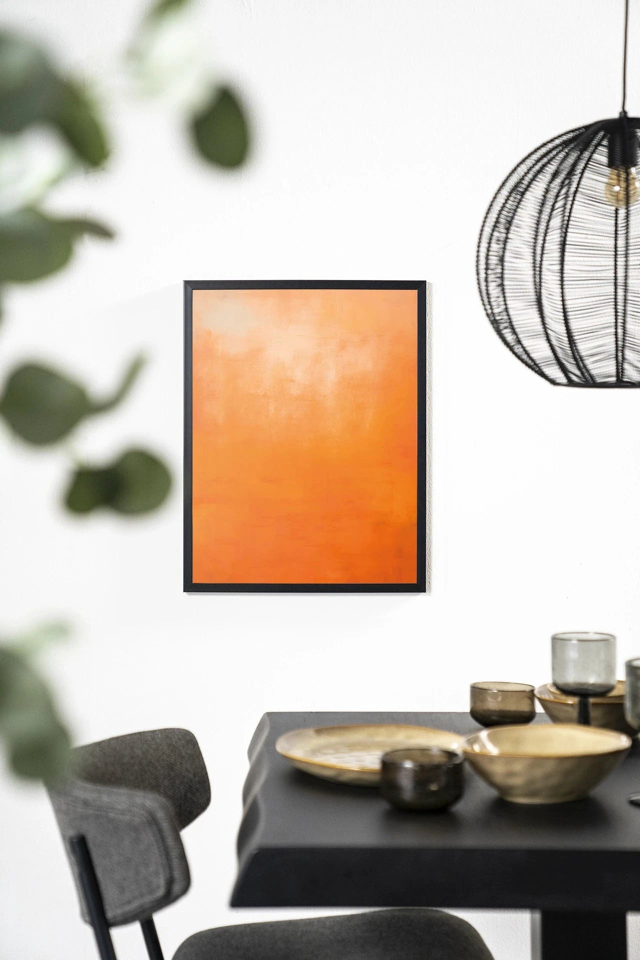 Moderne oranje houten wanddecoratie met zwart lijst, kunstprint en glasart voor stijlvolle muurversiering