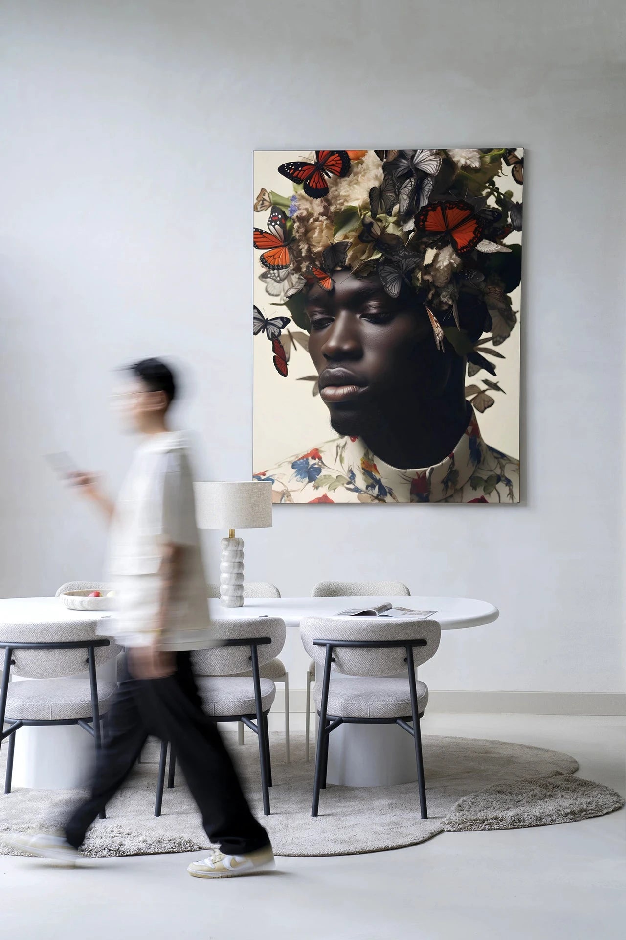 Moderne wanddecoratie met papillon design, in een wandkleed van Urban Cotton met glass art en kunstprint, kleurrijk en decoratief.