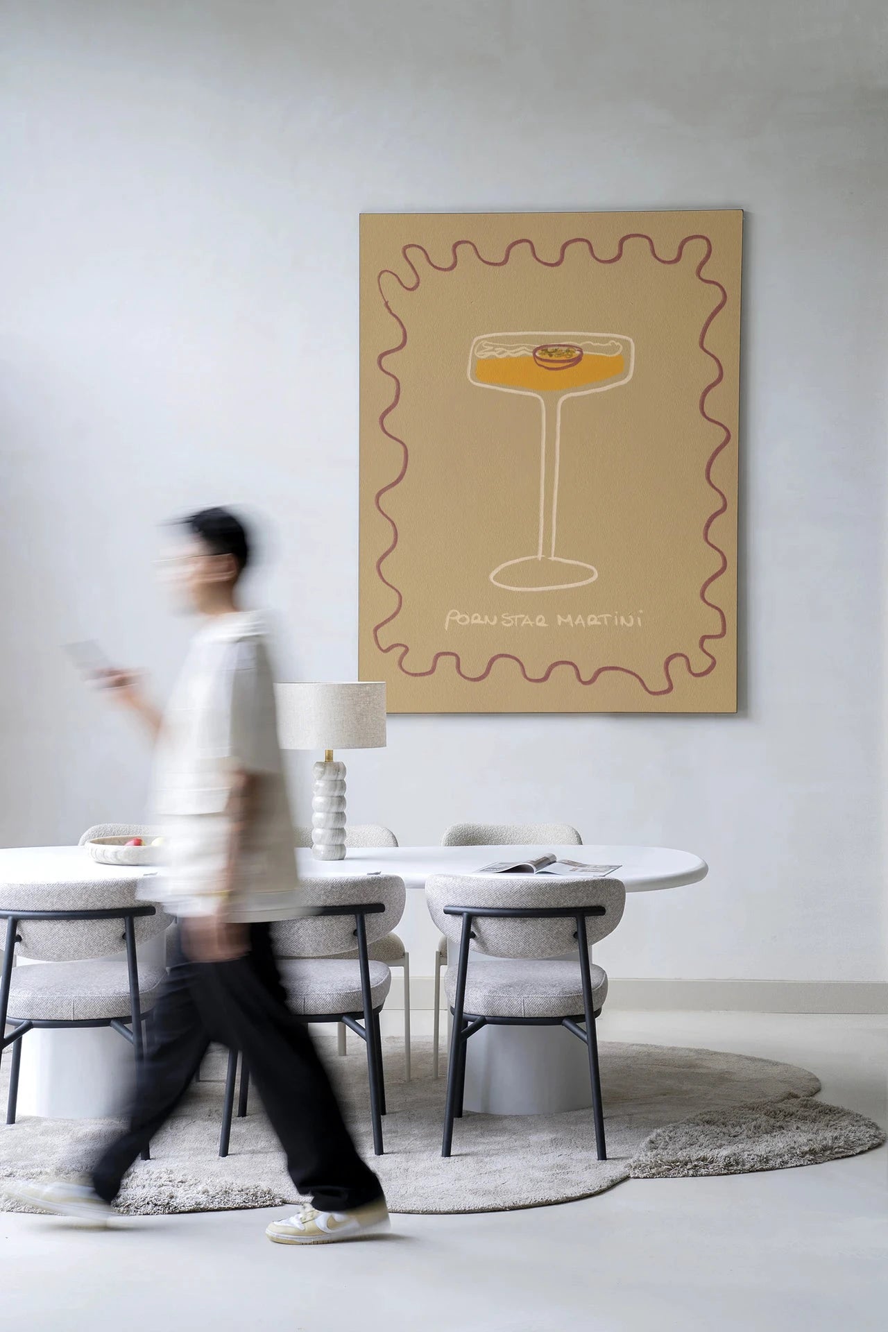 Moderne wanddecoratie van Urban Cotton met Poma kunstprint, glas art en wandkleed, kleurrijk en artistiek muurdecor voor interieur.