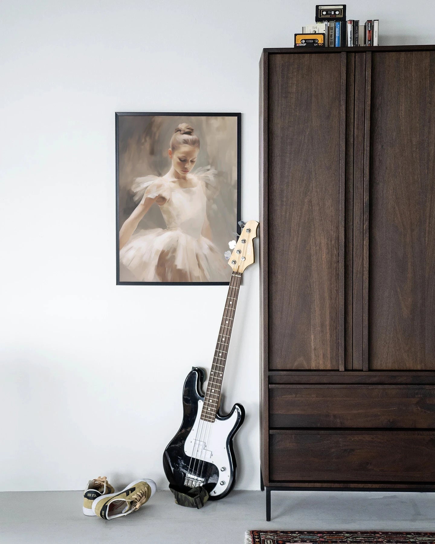 Moderne wanddecoratie van Urban Cotton met een kunstprint van een ballerina in een houten frame, zwart en elegant.