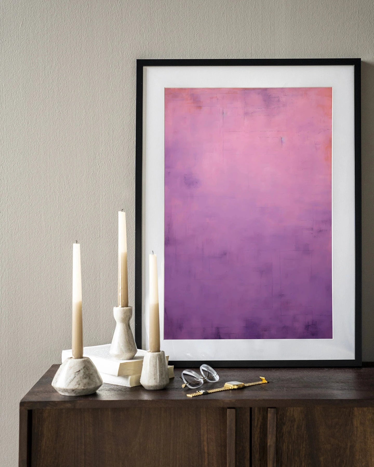 Moderne wanddecoratie van Urban Cotton met paarse kunstprint in houten frame en zwart glas, geschikt als muurkunst of wandkleed