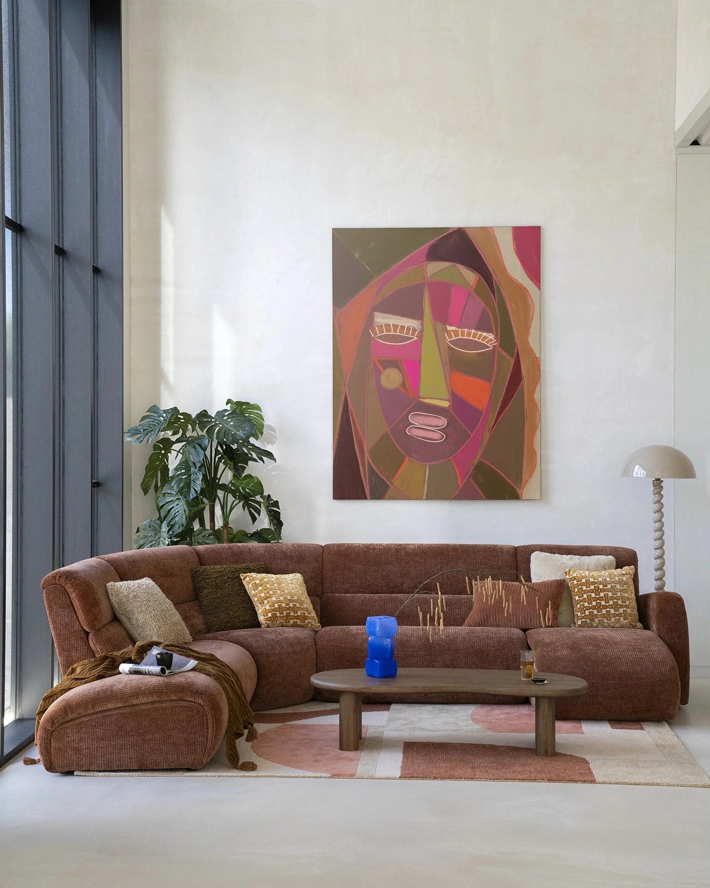 Moderne wanddecoratie van Urban Cotton: kunstprint, glazen kunst en wandkleed met abstract patroon en levendige kleuren.