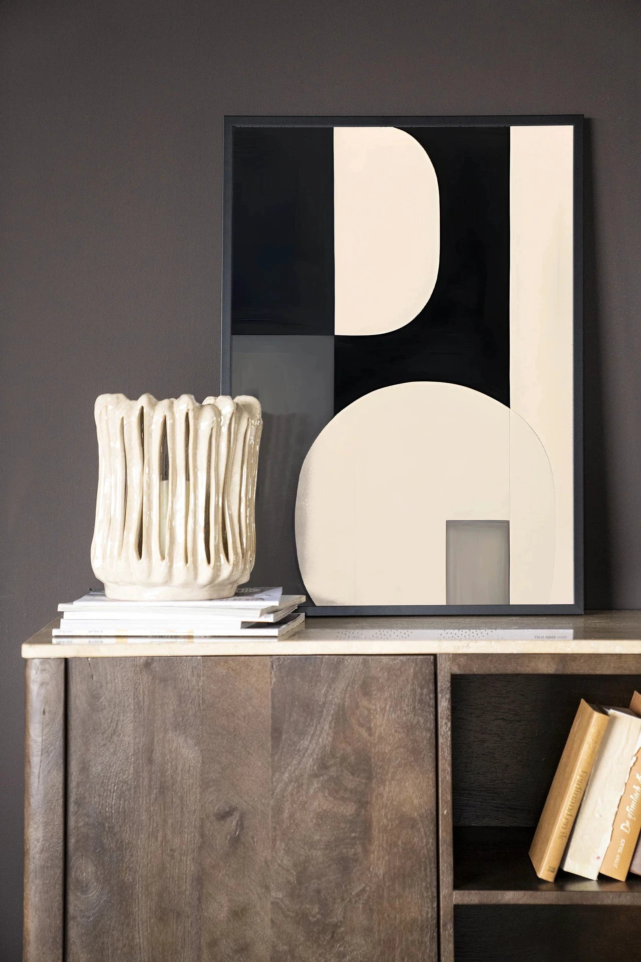 Moderne wanddecoratie van Urban Cotton met zwart houten frame, inclusief artprint en glas kunst voor een eigentijdse uitstraling
