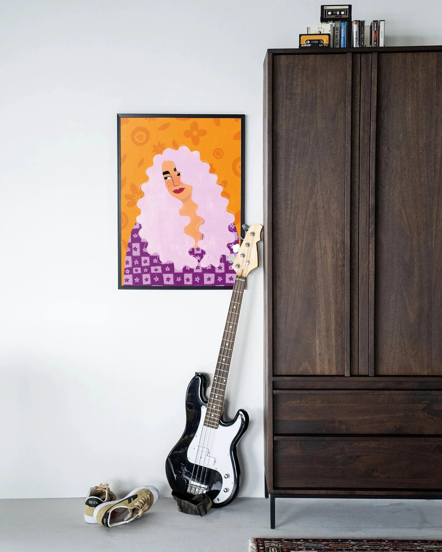 Retro Girly kunstprint in zwart houten frame, moderne wanddecoratie met glass art en wandkleed door Urban Cotton