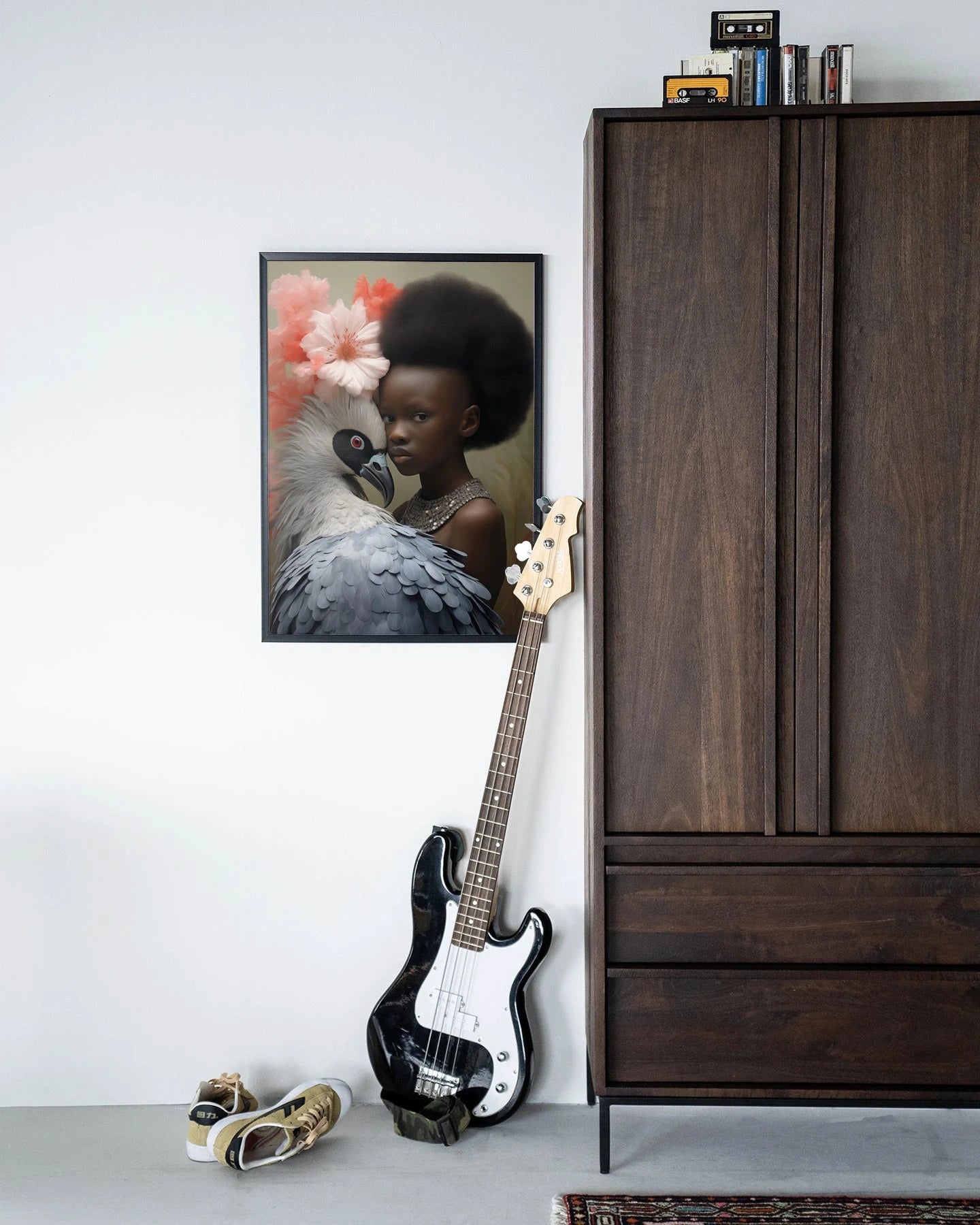 Moderne houten wanddecoratie van Urban Cotton, zwart kunstwerk met glas en textiel voor een stijlvolle muurversiering