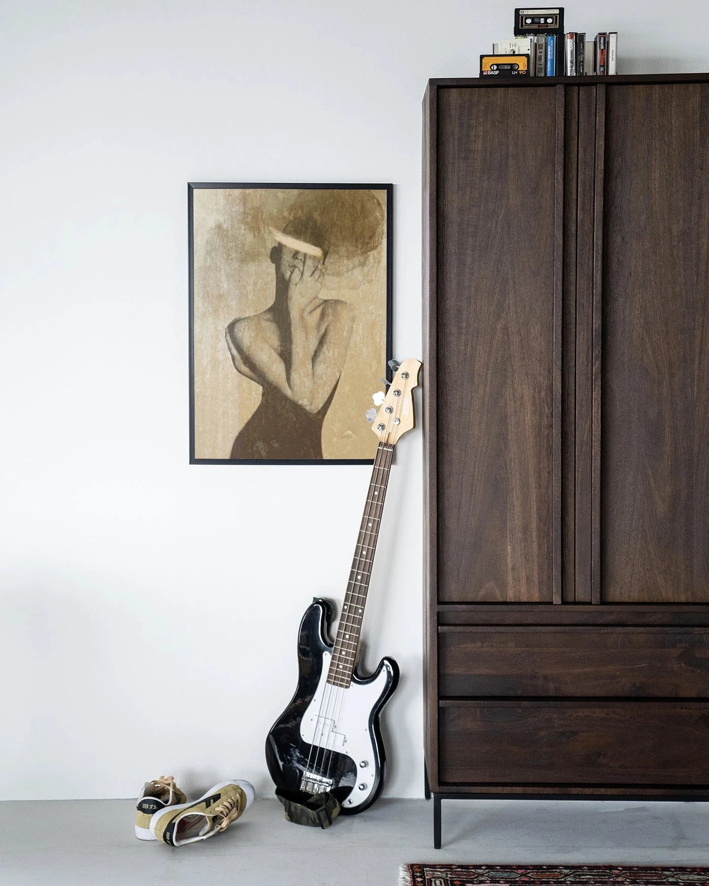 Moderne wanddecoratie met zelfliefde tekst, zwart houten frame, artprint en glas, door Urban Cotton, stijlvolle muurkunst