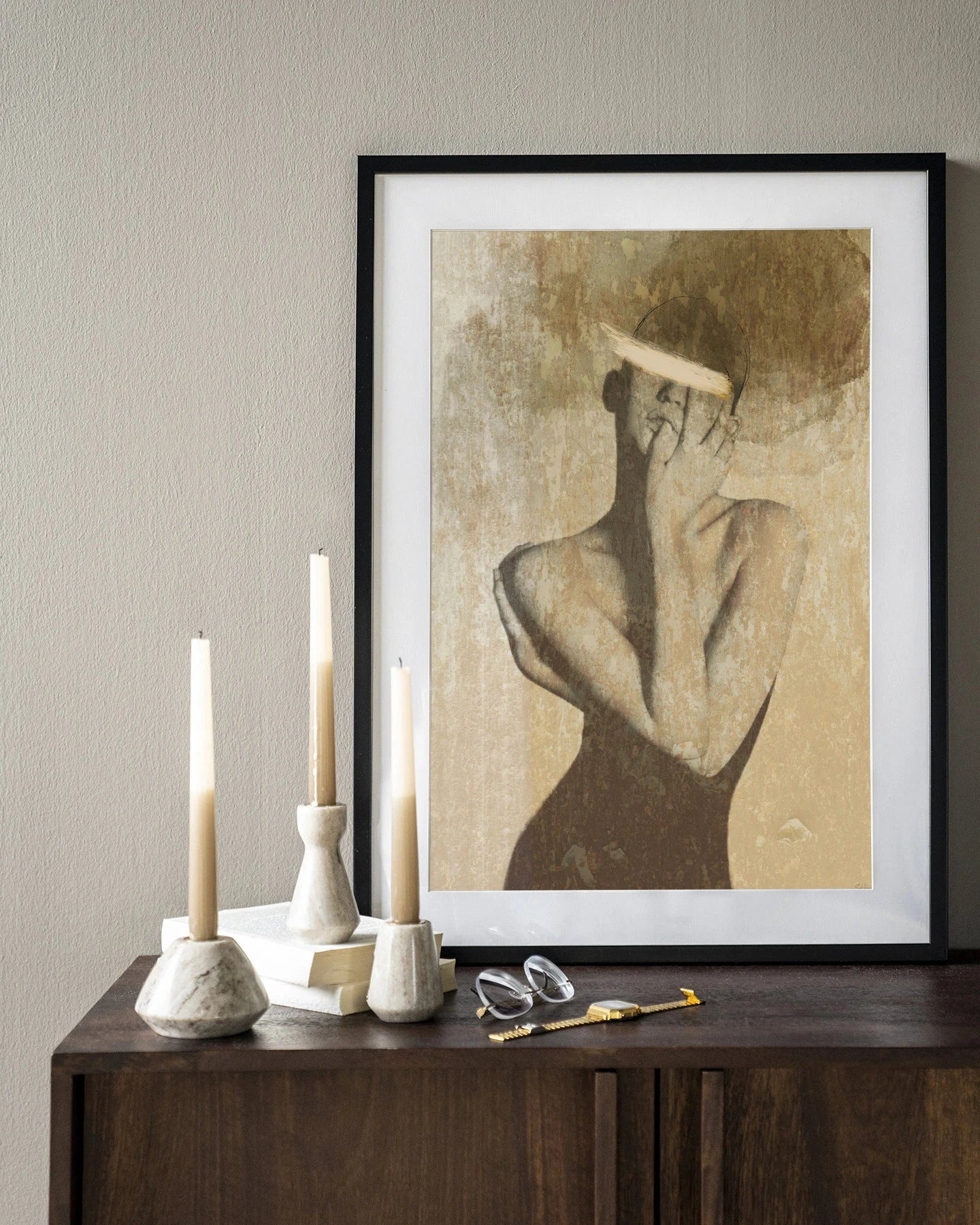 Moderne zelfliefde wanddecoratie met houten frame, zwart kunstprint en glasart in strakke, stijlvolle urban stijl.