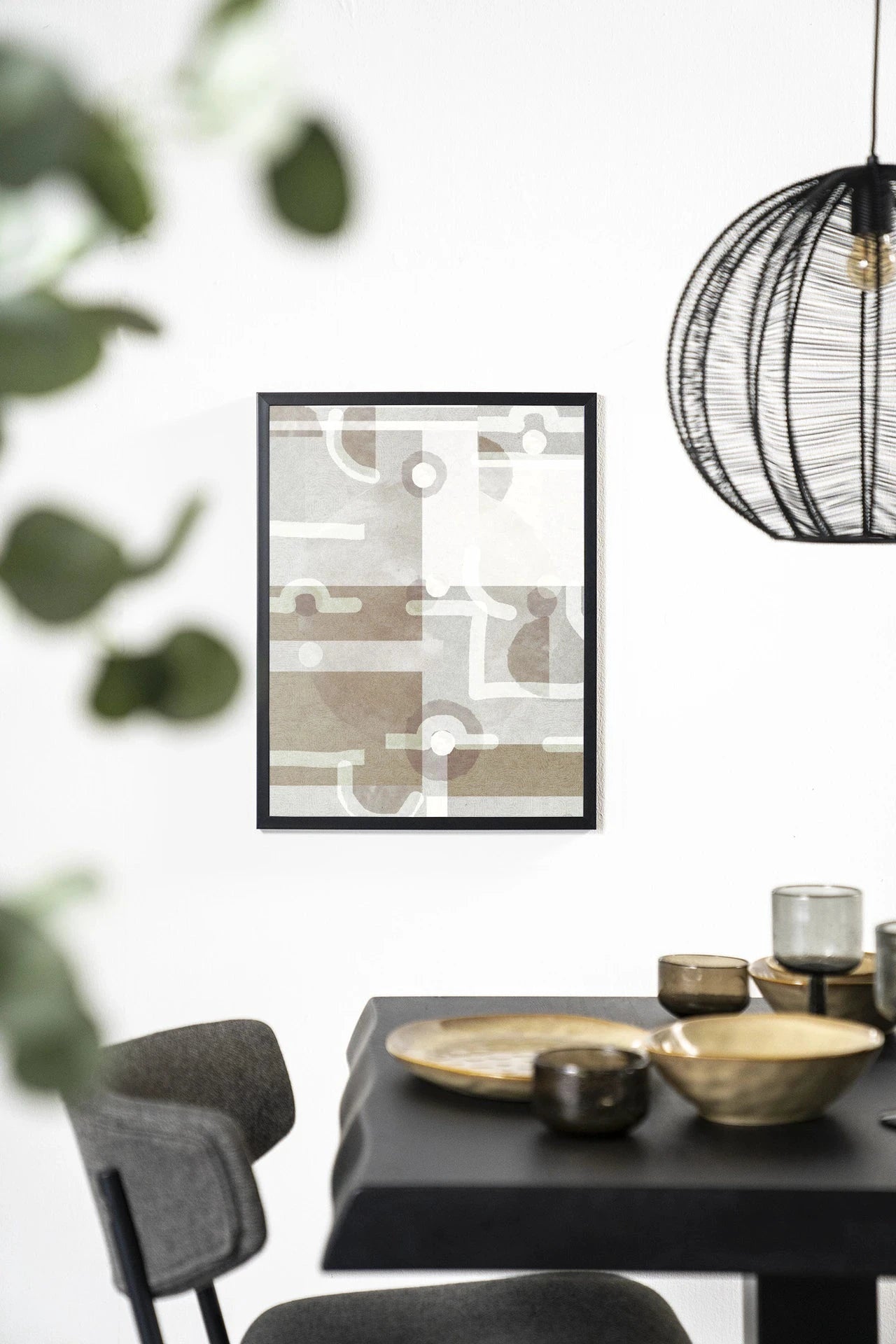 Moderne wanddecoratie van Urban Cotton met symbolen van het universum, kunststof frame en zwart gekleurd artprint.