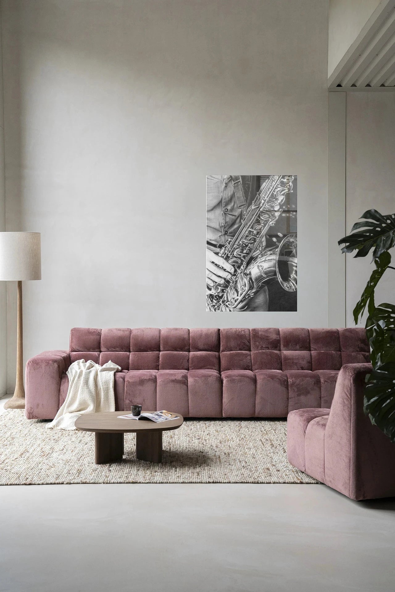 Moderne wanddecoratie met kunstprint van een man met saxofoon, glas en wandkleed door Urban Cotton, kleurrijk en artistiek design