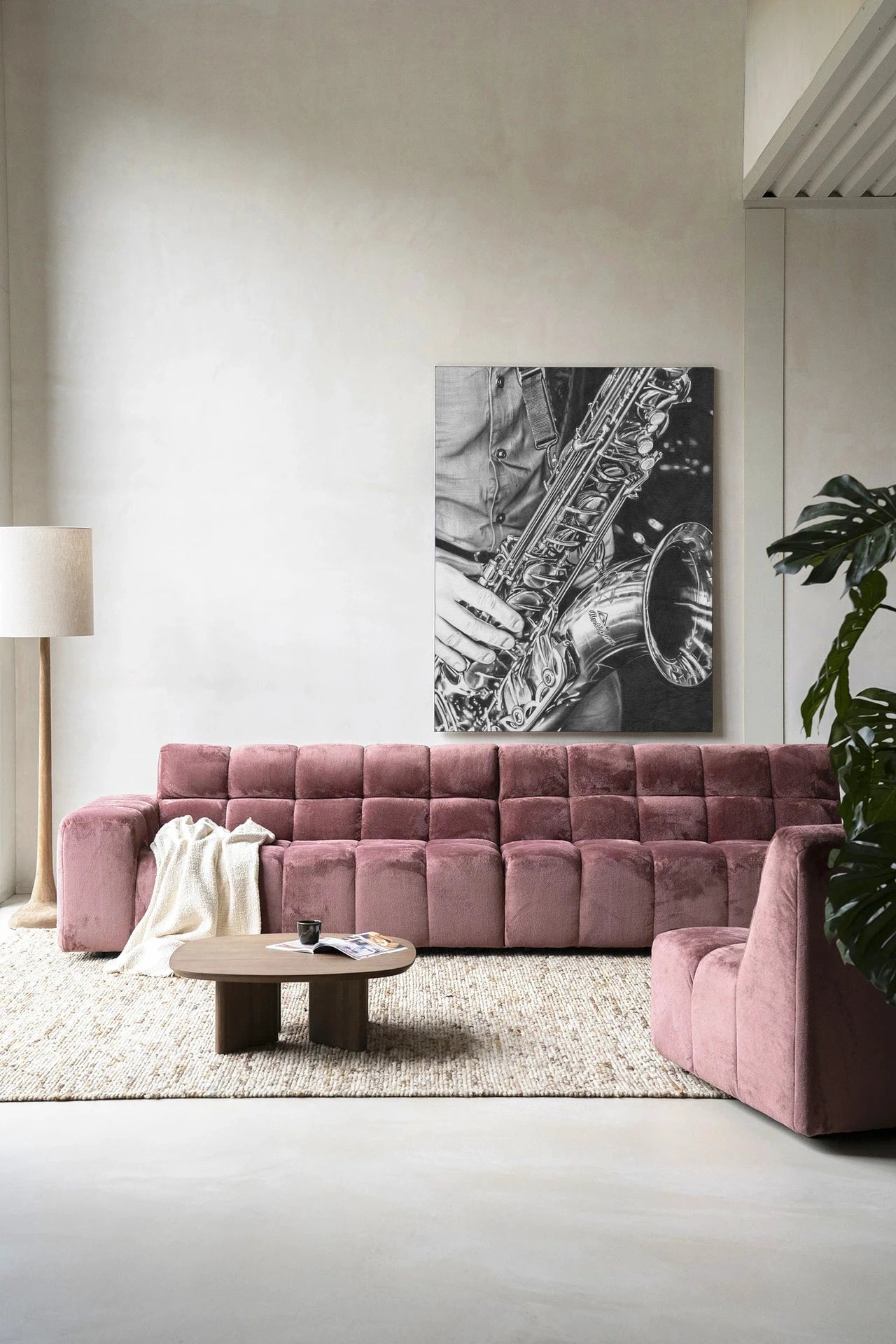 Moderne wanddecoratie met kunstprint van man met saxofoon, glas art en wandkleed van Urban Cotton, kleurrijke muurversiering