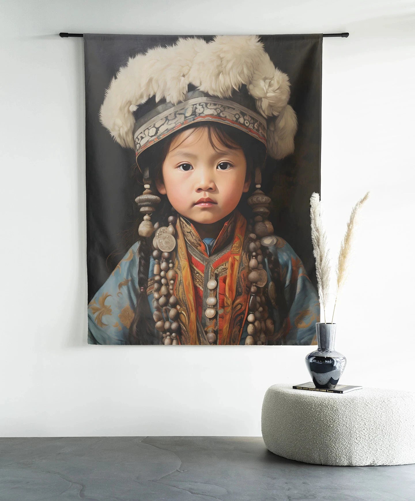 Kunstwanddecoratie voor kinderen van Urban Cotton met een traditioneel meisje, wandkleed en glazen kunstwerk op een gebogen stang