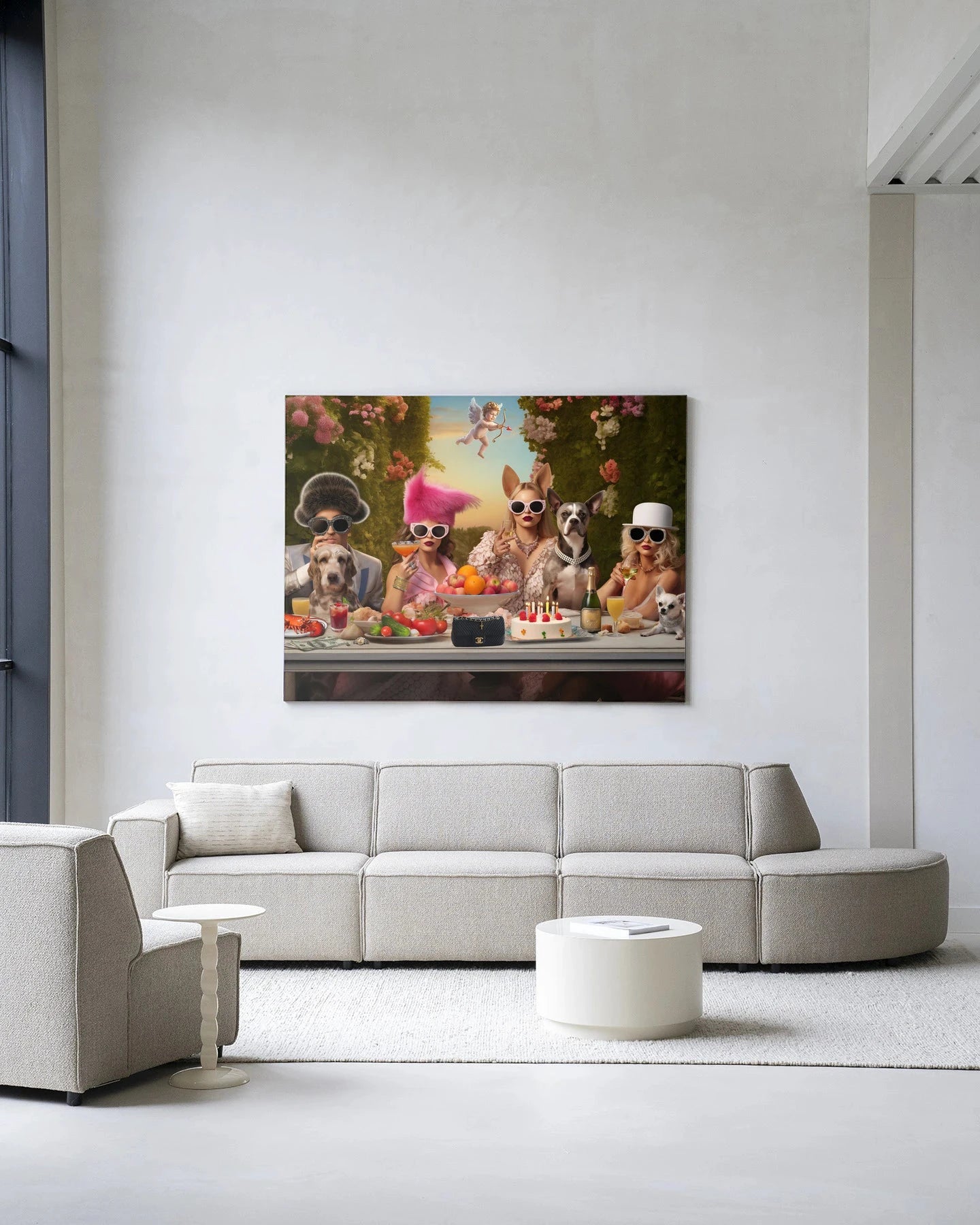 Moderne wanddecoratie met Uptown Table kunstprint, glasart en wandkleed van Urban Cotton, kleurrijk en eigentijds design.
