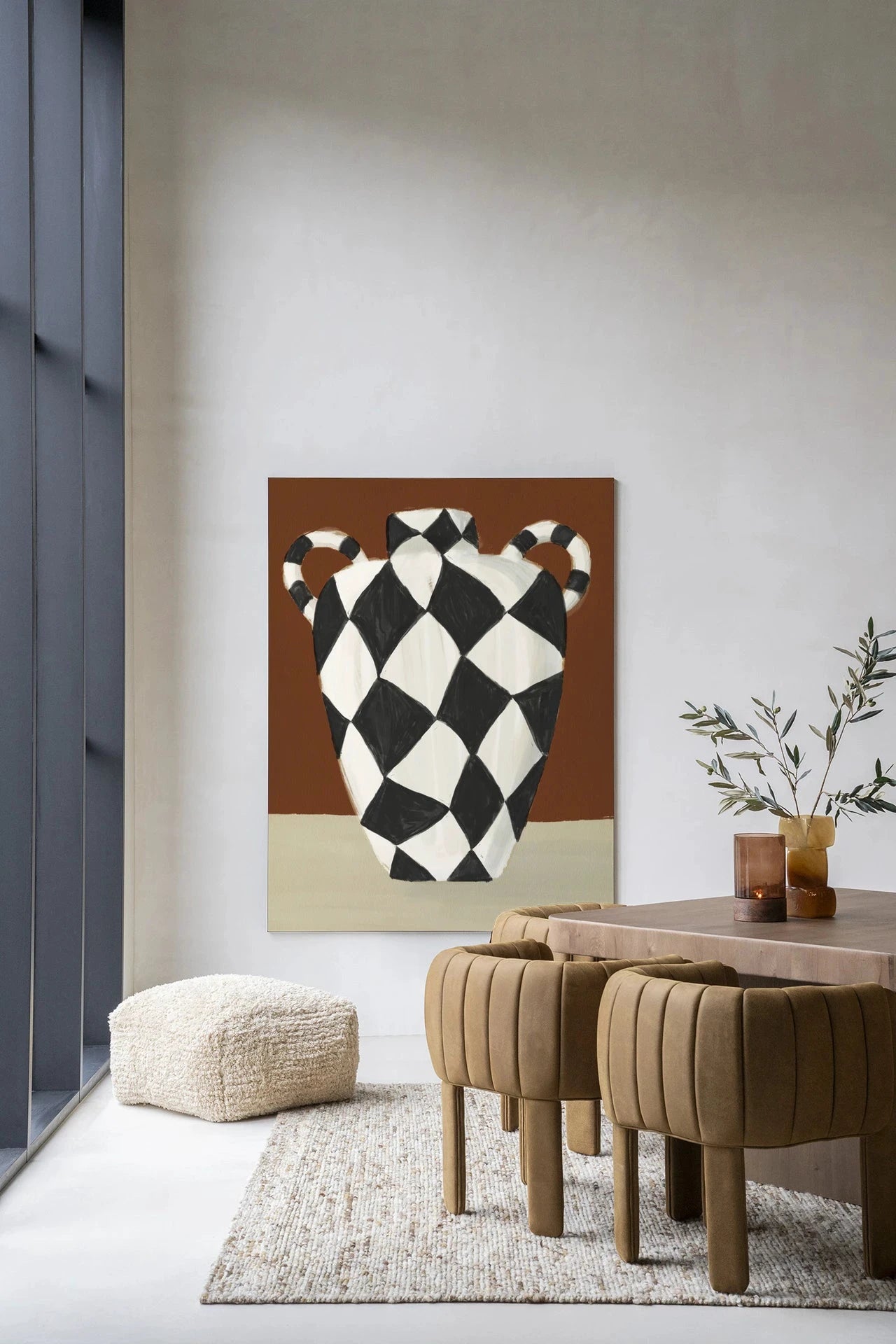 Moderne wanddecoratie met Vivid Vase 01 kunstprint van Urban Cotton, glasart en wandkleed met levendige kleuren en abstract design.