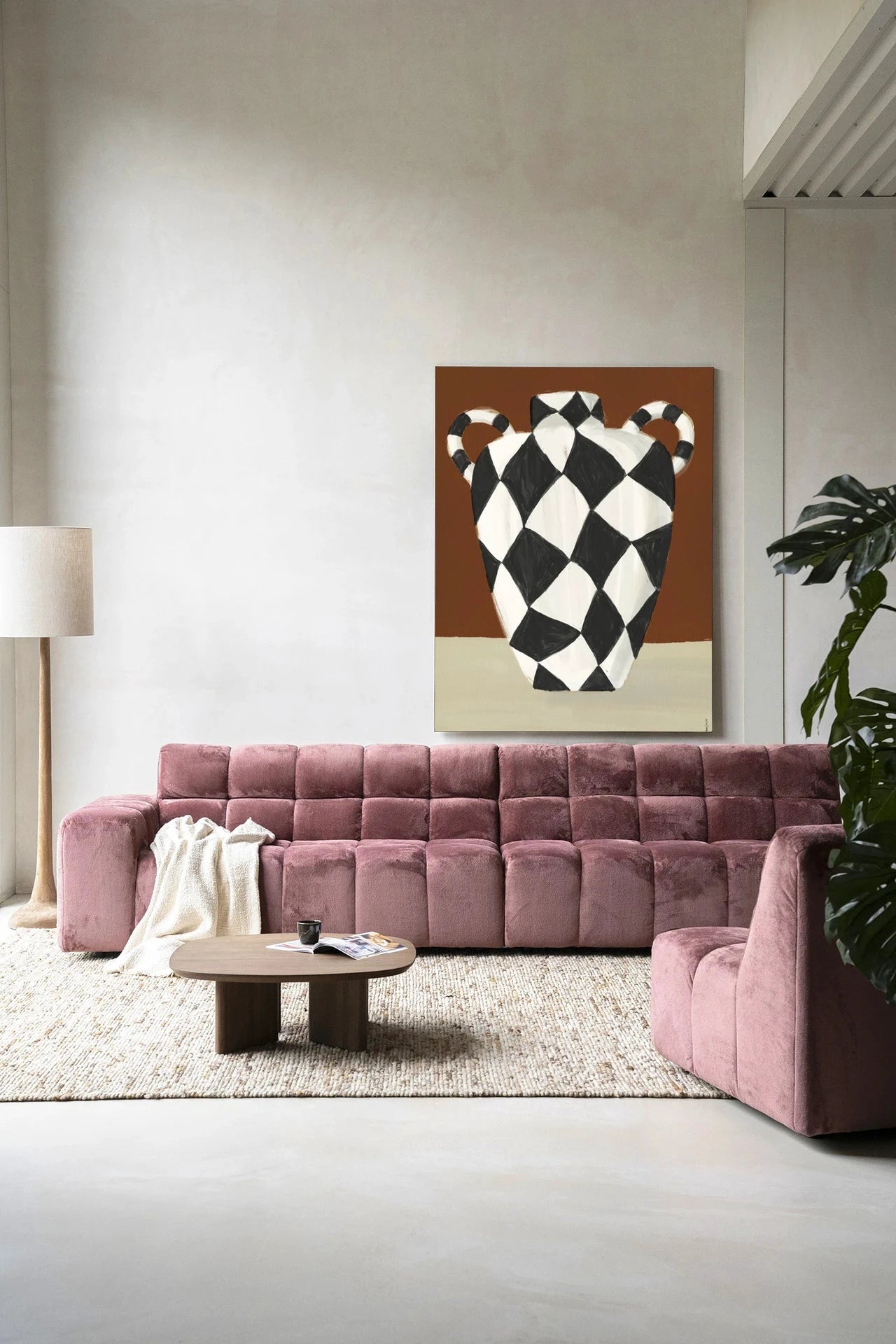 Moderne wanddecoratie met Vivid Vase 01 kunstprint en glasart, ontworpen door Urban Cotton, afgebeeld op wandkleed frame.