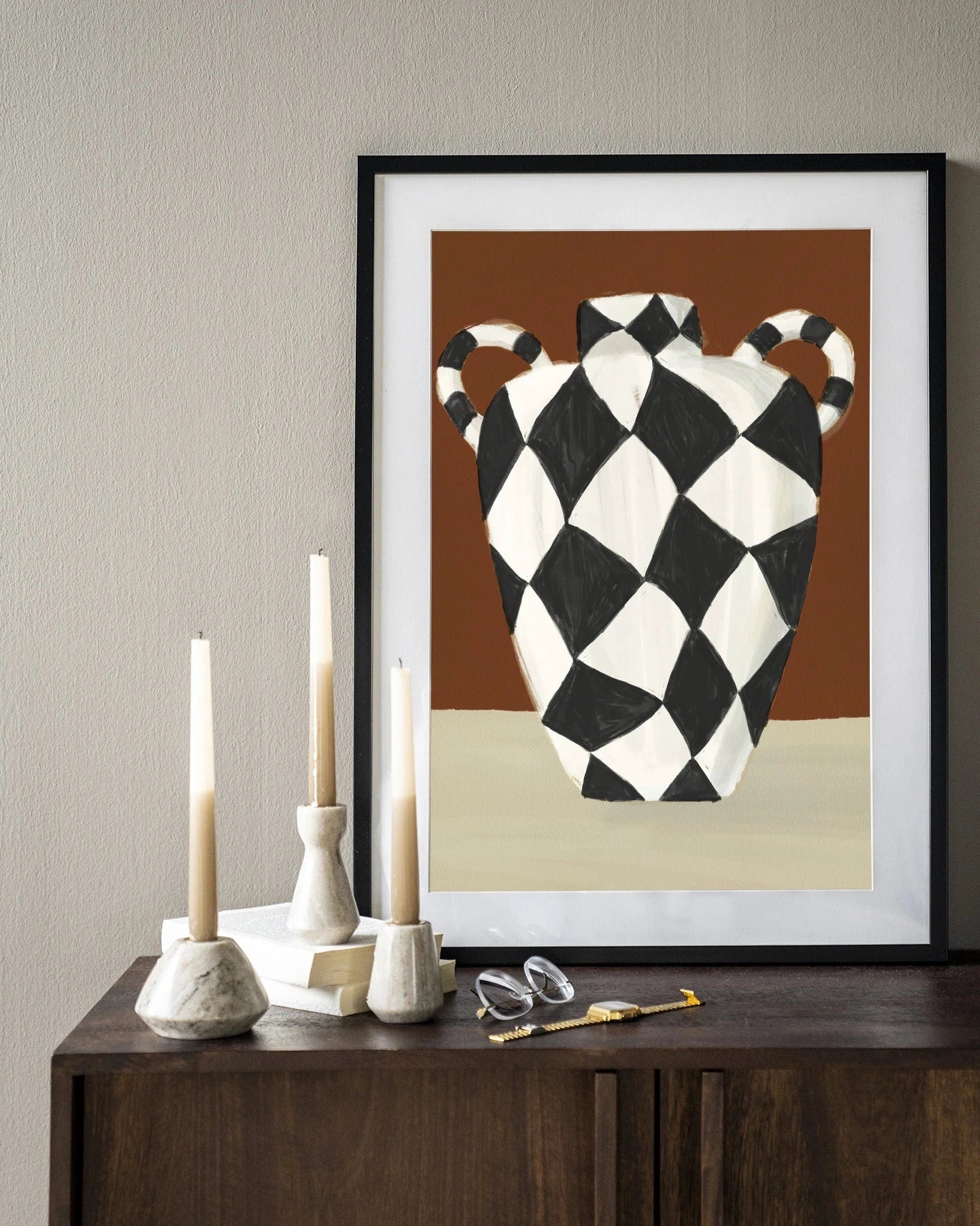Moderne wanddecoratie met kunstprint en glazen kunstwerk van Urban Cotton, Vivid Vase 01 in houten lijst op zwart achtergrond