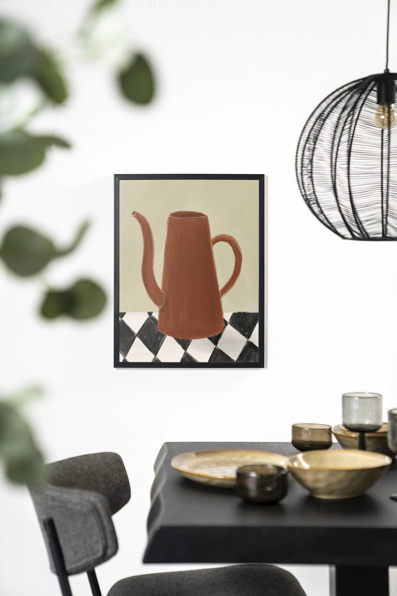 Moderne wanddecoratie met kunstprint van Vivid Vase 02 door Urban Cotton, ingelijst in hout met zwart frame.