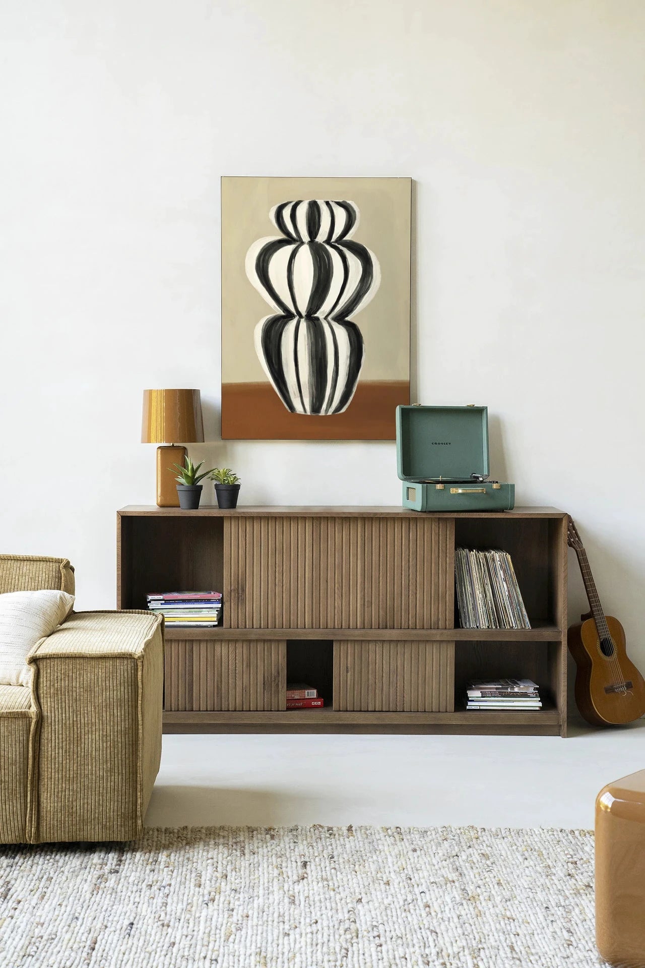 Moderne wanddecoratie van Urban Cotton, Vivid Vase 03 kunstprint met glasart en wandkleed met bloemenmotief, fraai ingelijst.