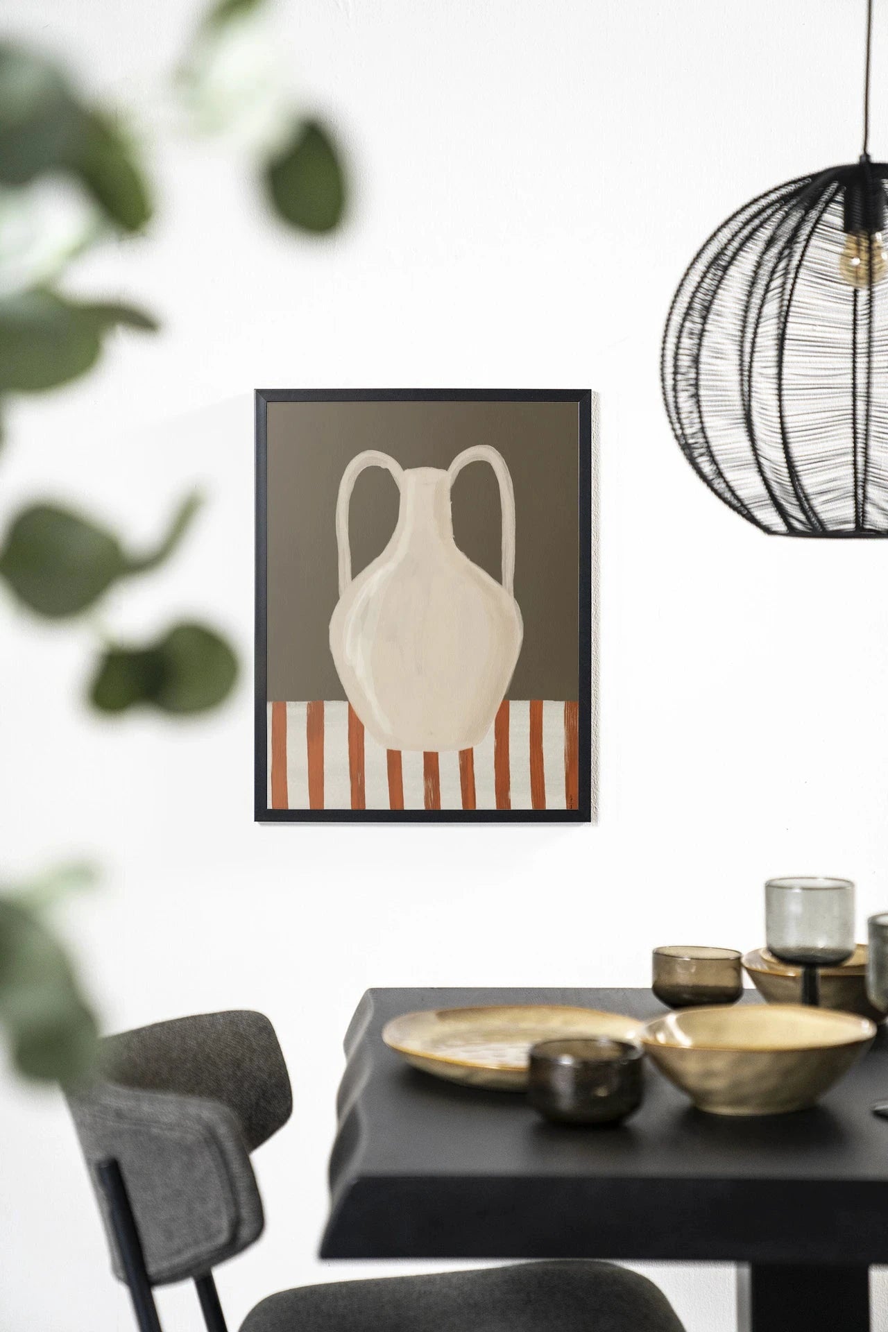 Moderne wanddecoratie Vivid Vase 06 van Urban Cotton, kunstprint met glazen kunst en wandkleed in houten frame, zwart.