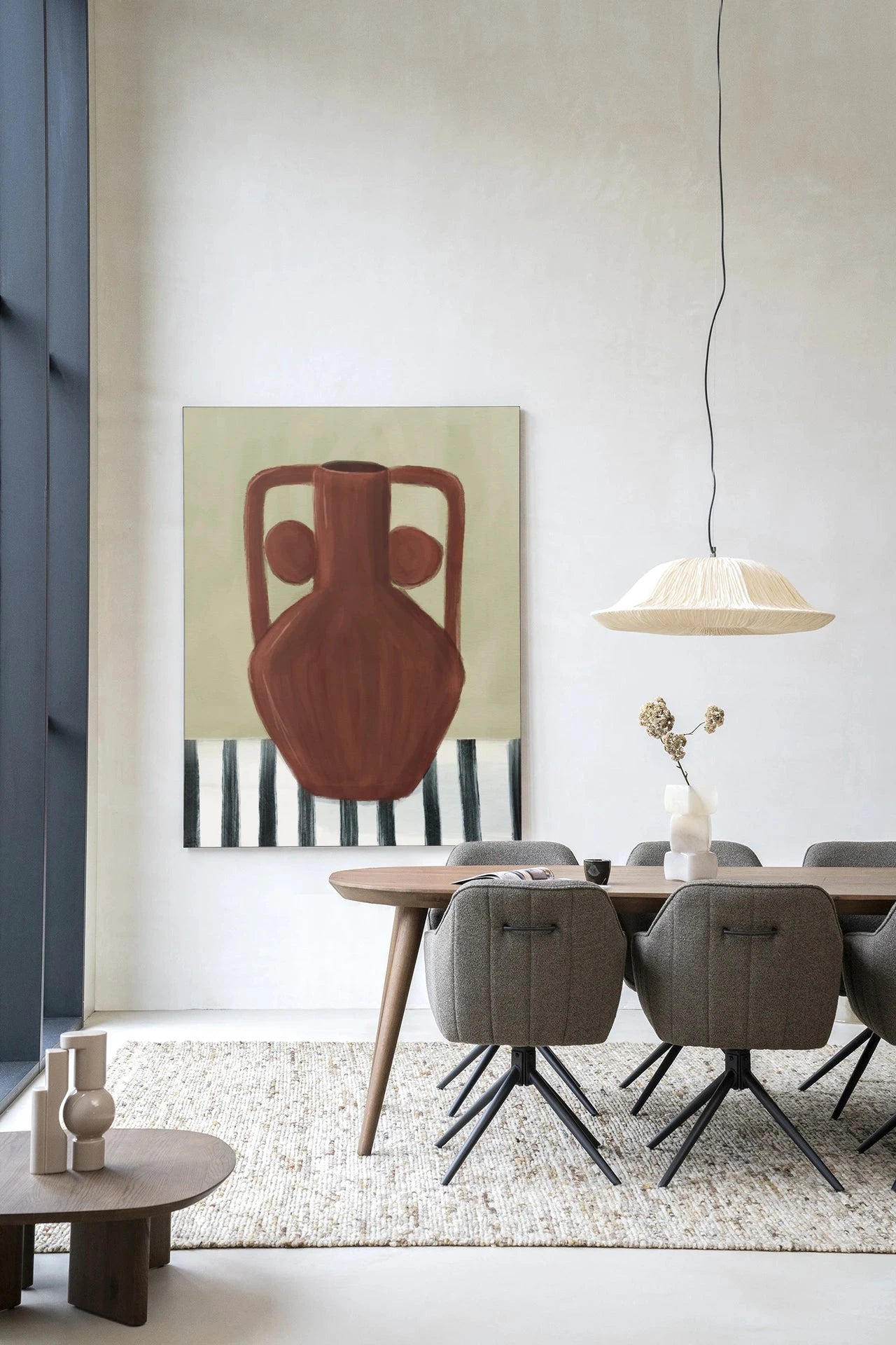 Moderne wanddecoratie met Vivid Vase 10 kunstprint en glasart, ingelijst in een frame, door Urban Cotton, kleurrijk en abstract ontwerp