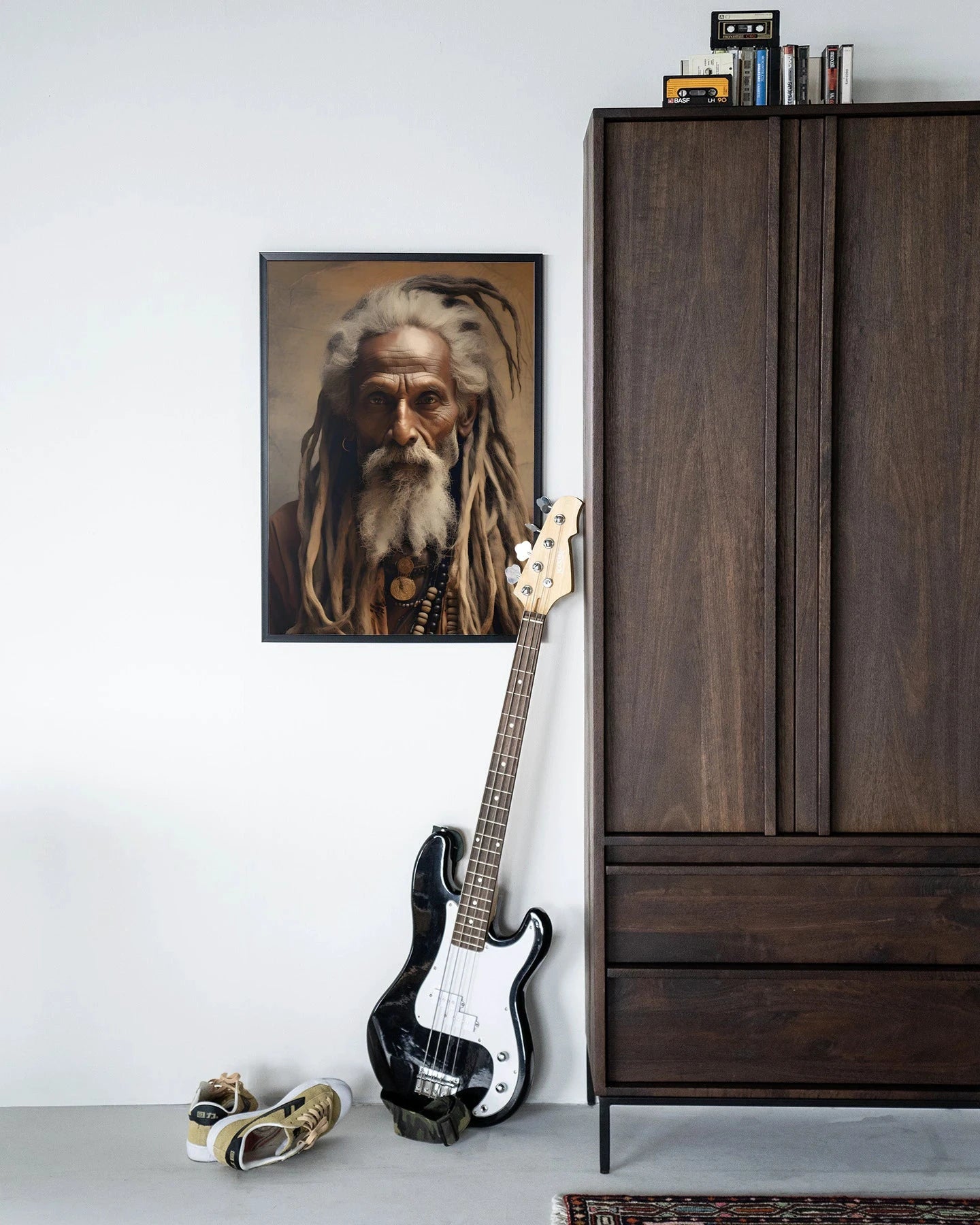 Moderne kunstprint van een wijze man met houten frame en zwarte rand, wanddecoratie van Urban Cotton in een strakke stijl