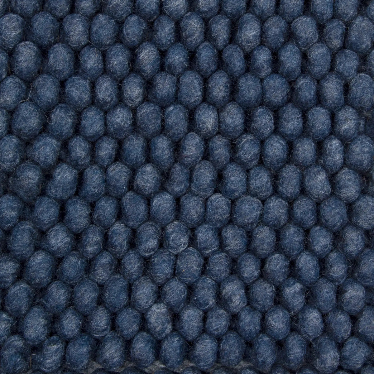 Indigo vloerkleed New Loop van Brinker Carpets, 200x300 cm, zacht geweven tapijt met modern patroon op een lichte vloer