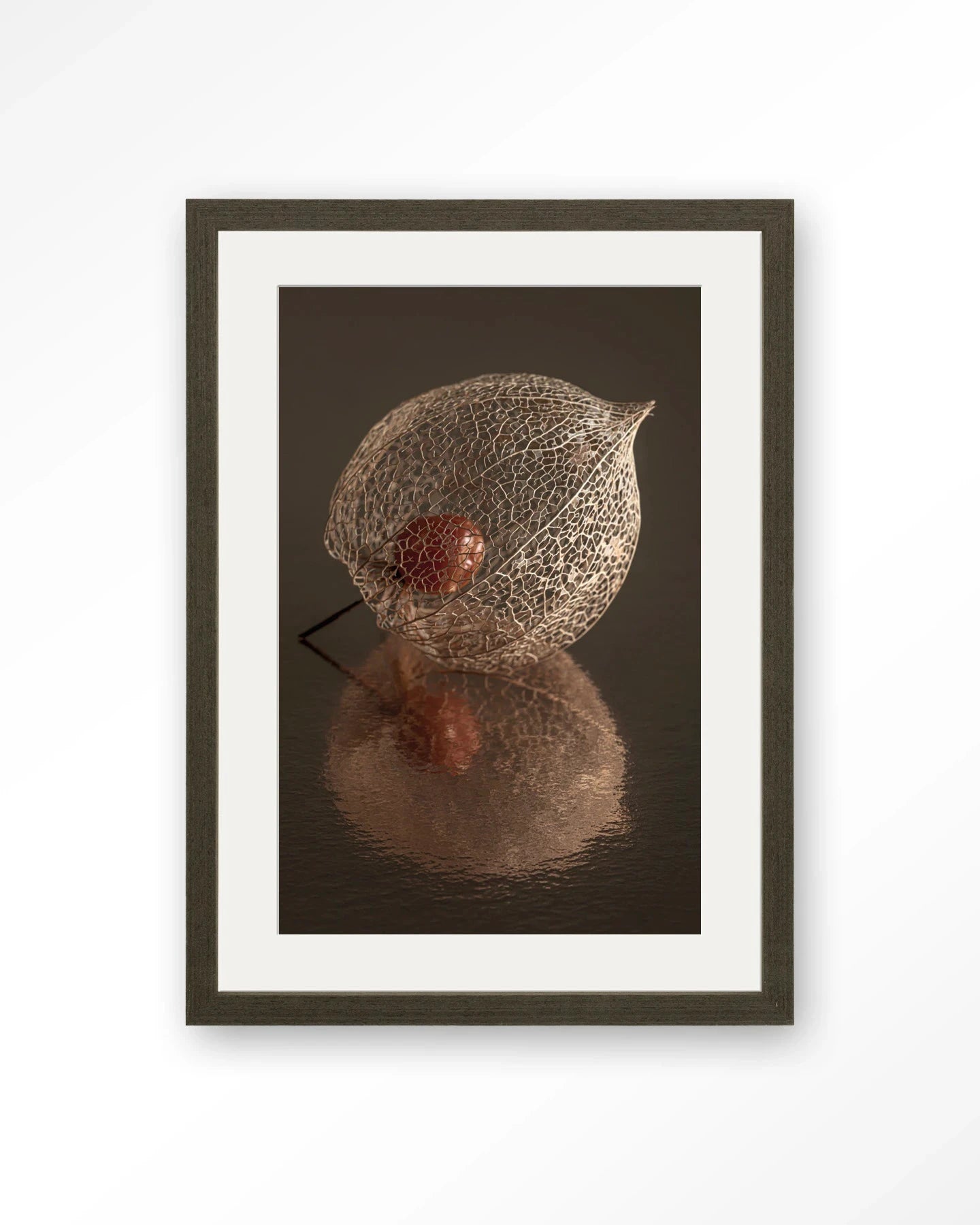 De Reflectie Van Vergankelijkheid In Bruintinten - Moderne Wanddecoratie | Artprint, Glass Art, Wandkleed by Urban Cotton
