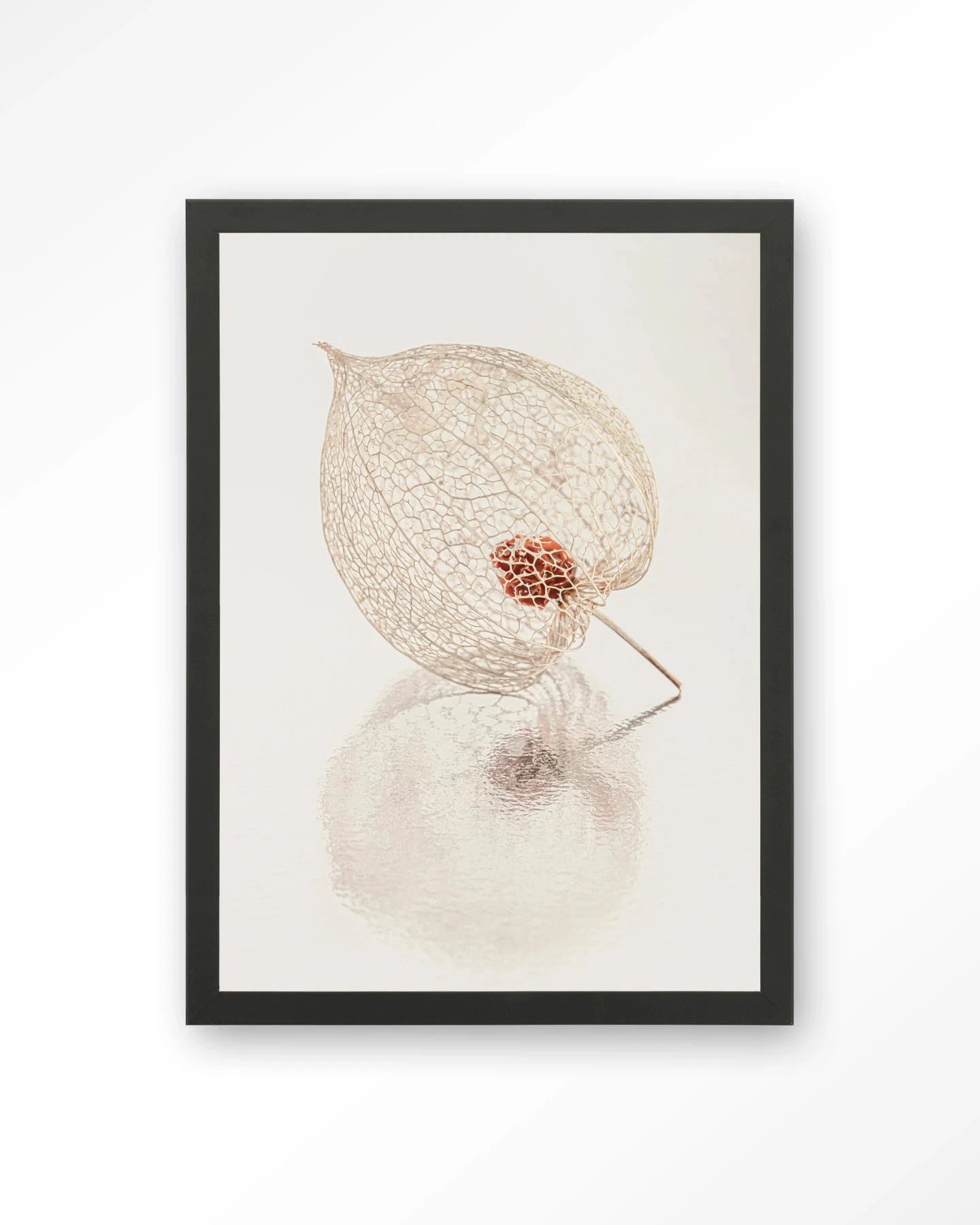 De Reflectie Van Vergankelijkheid In Lichte Tinten - Moderne Wanddecoratie | Artprint, Glass Art, Wandkleed by Urban Cotton