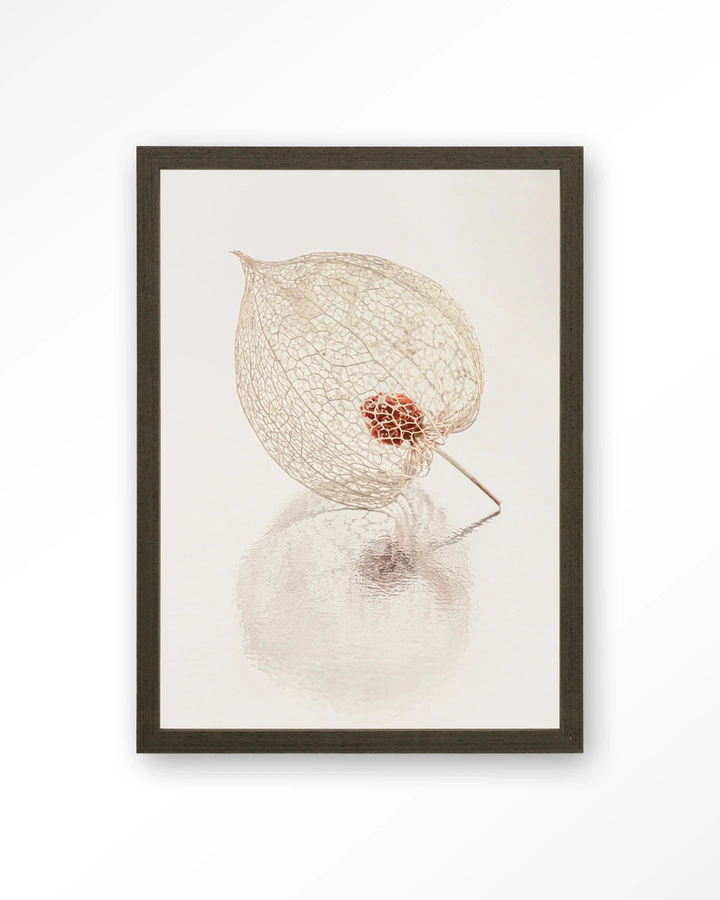 De Reflectie Van Vergankelijkheid In Lichte Tinten - Moderne Wanddecoratie | Artprint, Glass Art, Wandkleed by Urban Cotton