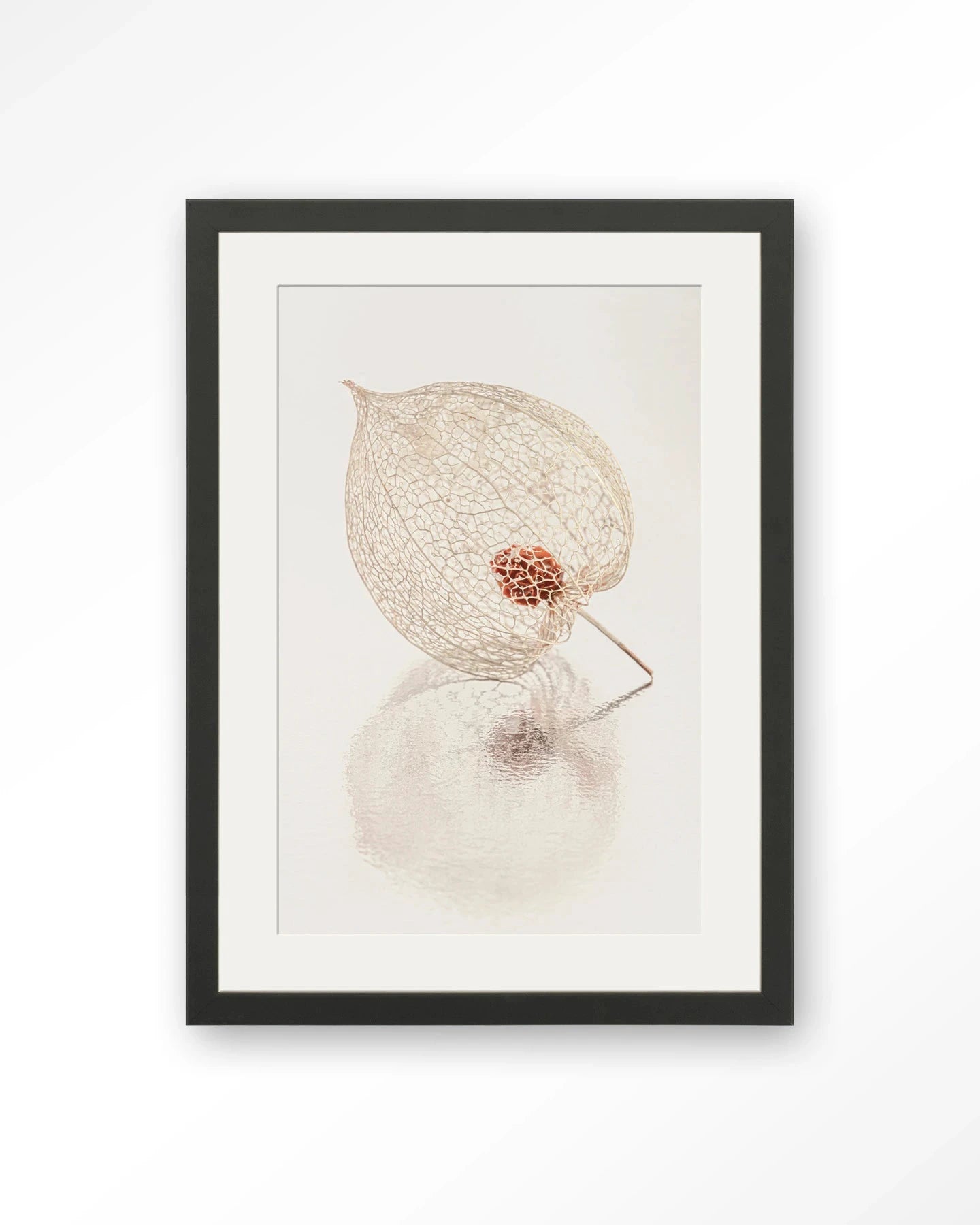 De Reflectie Van Vergankelijkheid In Lichte Tinten - Moderne Wanddecoratie | Artprint, Glass Art, Wandkleed by Urban Cotton