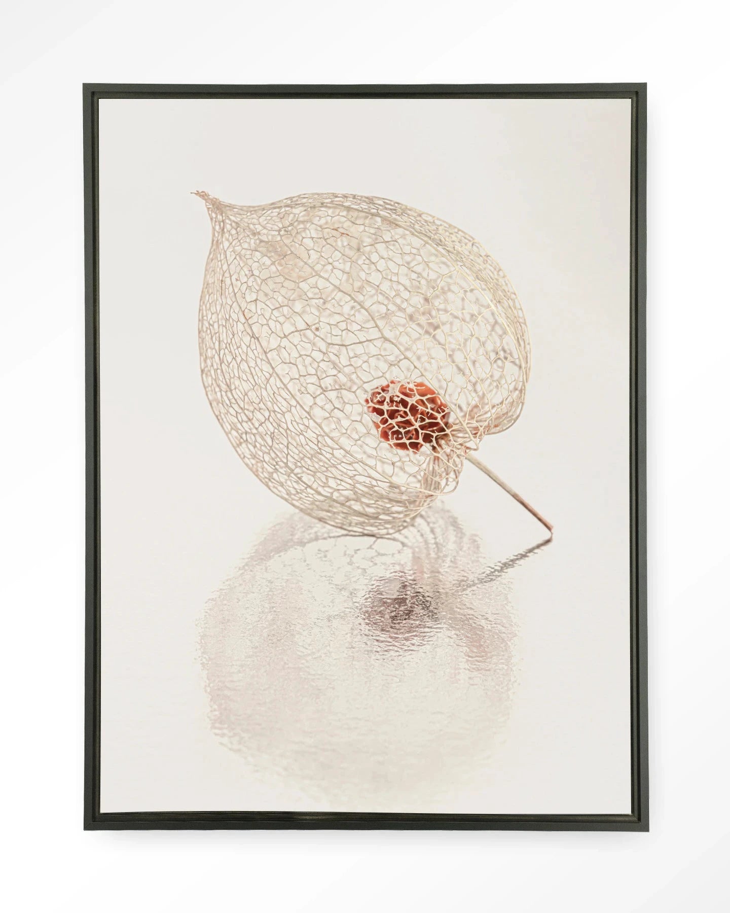 De Reflectie Van Vergankelijkheid In Lichte Tinten - Moderne Wanddecoratie | Artprint, Glass Art, Wandkleed by Urban Cotton