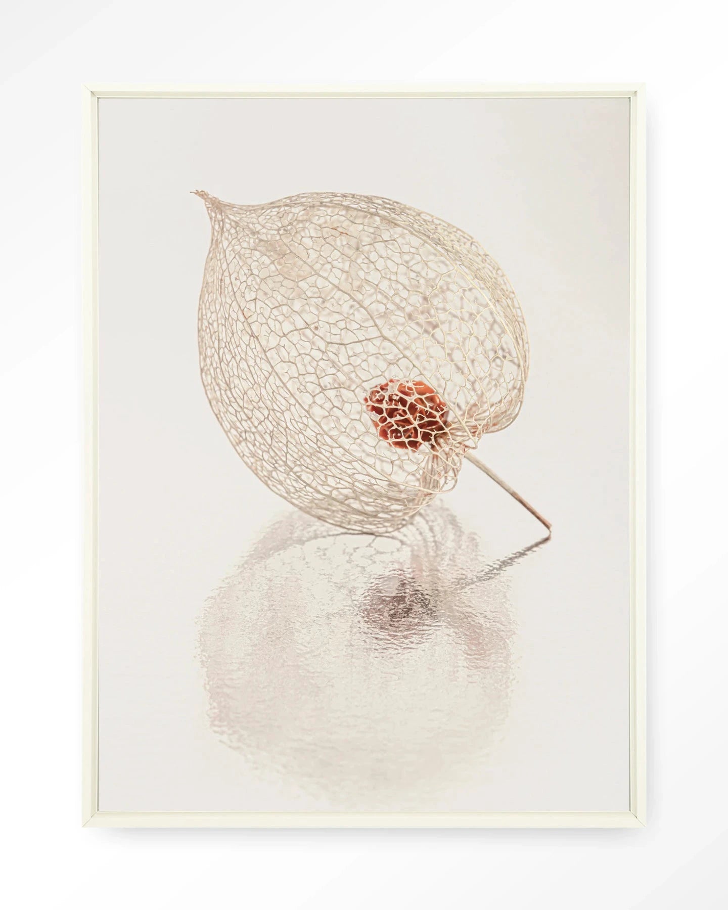 De Reflectie Van Vergankelijkheid In Lichte Tinten - Moderne Wanddecoratie | Artprint, Glass Art, Wandkleed by Urban Cotton