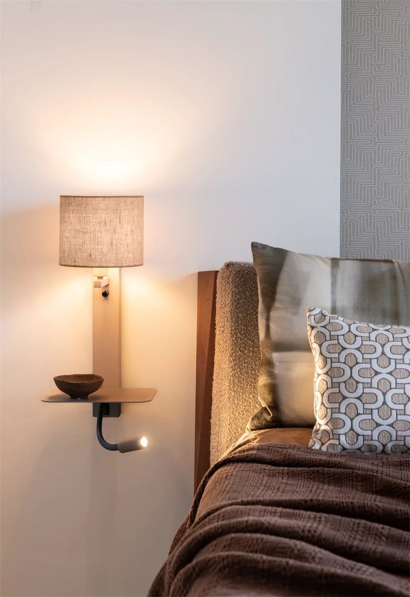 Wandlamp Florence met leeslampje zandkleurige kap by it's about RoMi