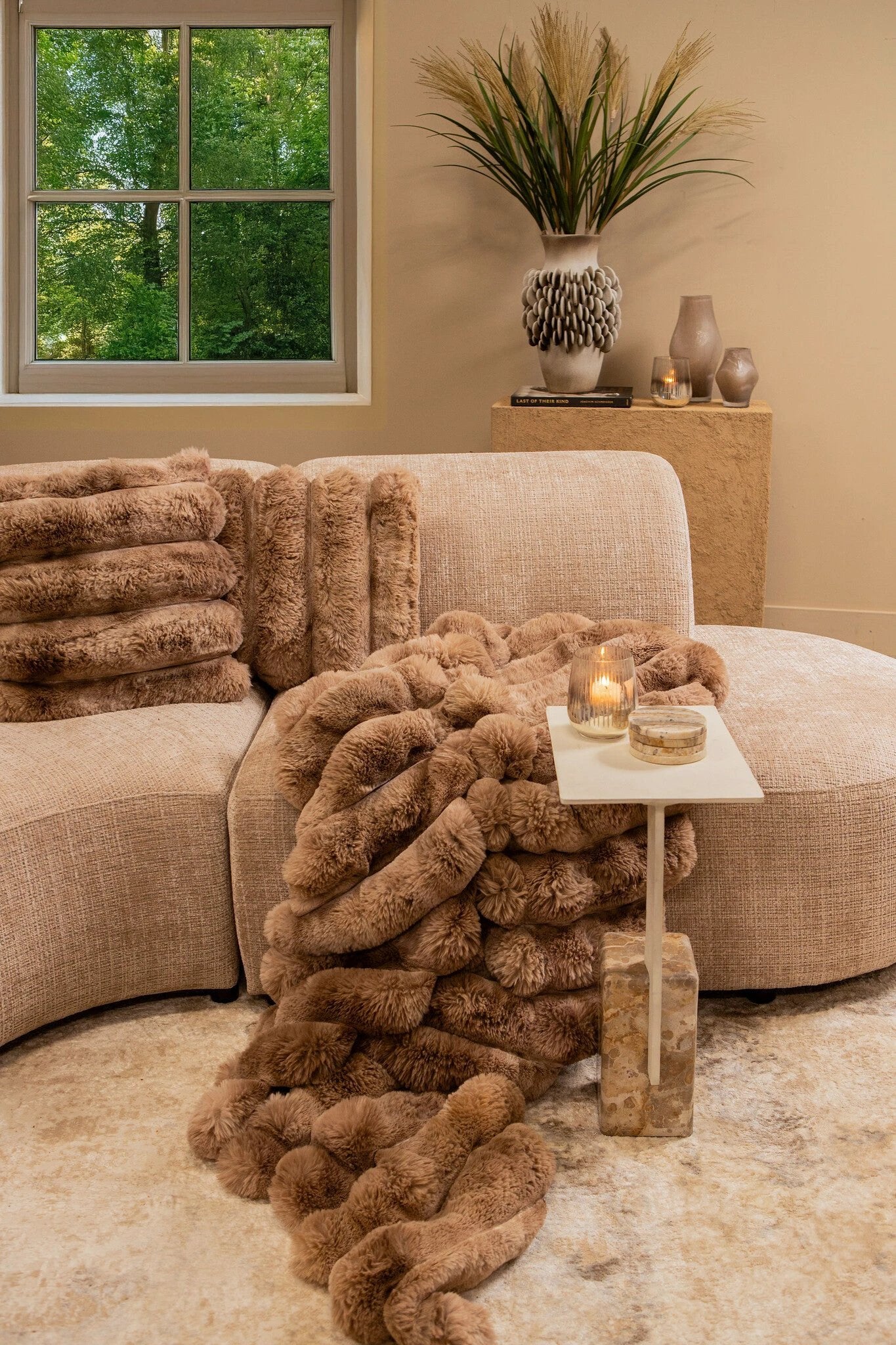 Ebe beige marmeren bijzettafel met rechthoekig aluminium blad by PTMD