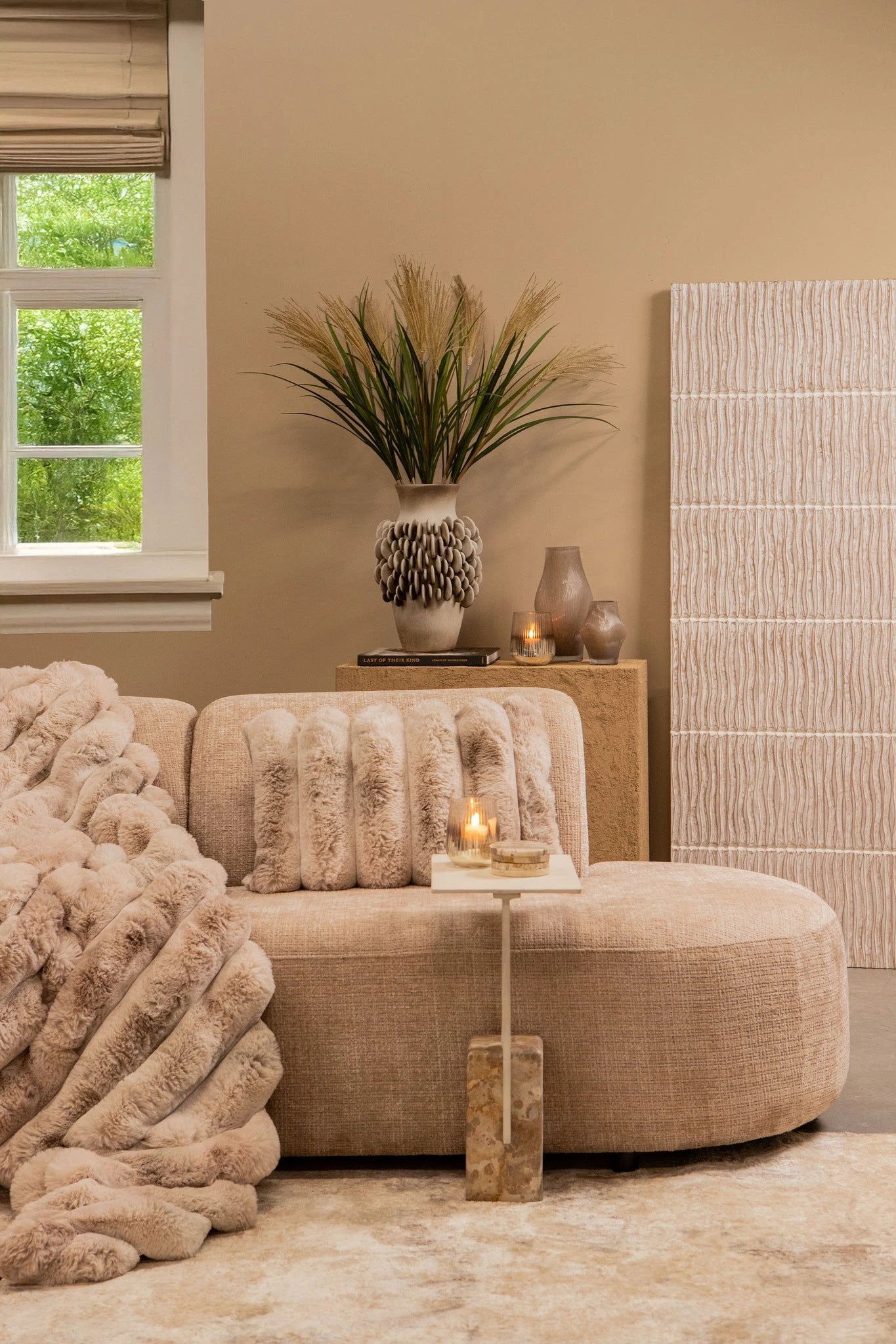 Ebe beige marmeren bijzettafel met rechthoekig aluminium blad by PTMD