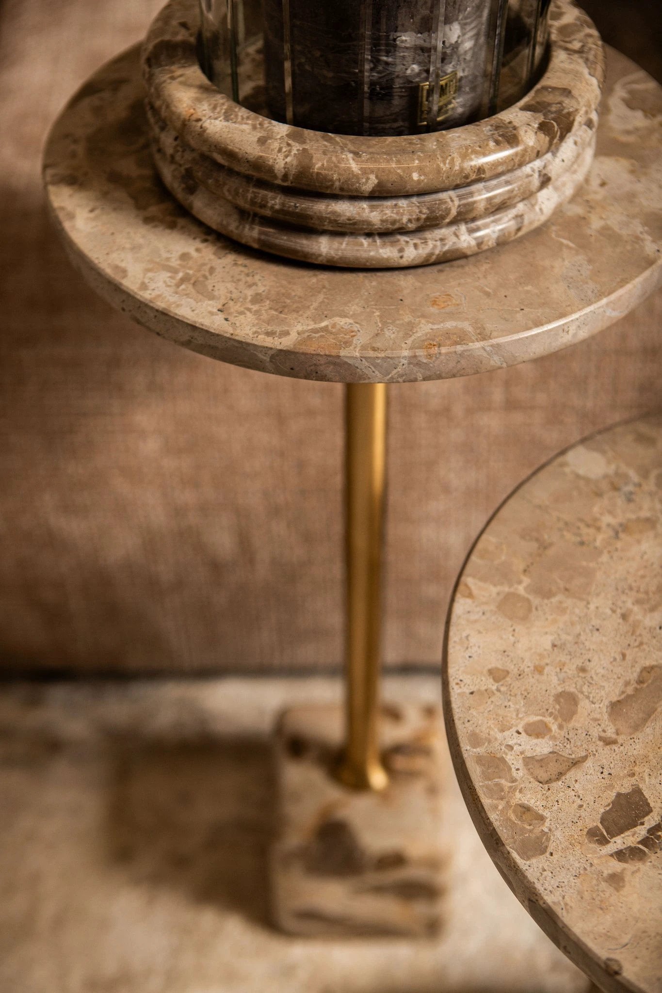 Ebe beige marmeren hoge bijzettafel met rond blad by PTMD