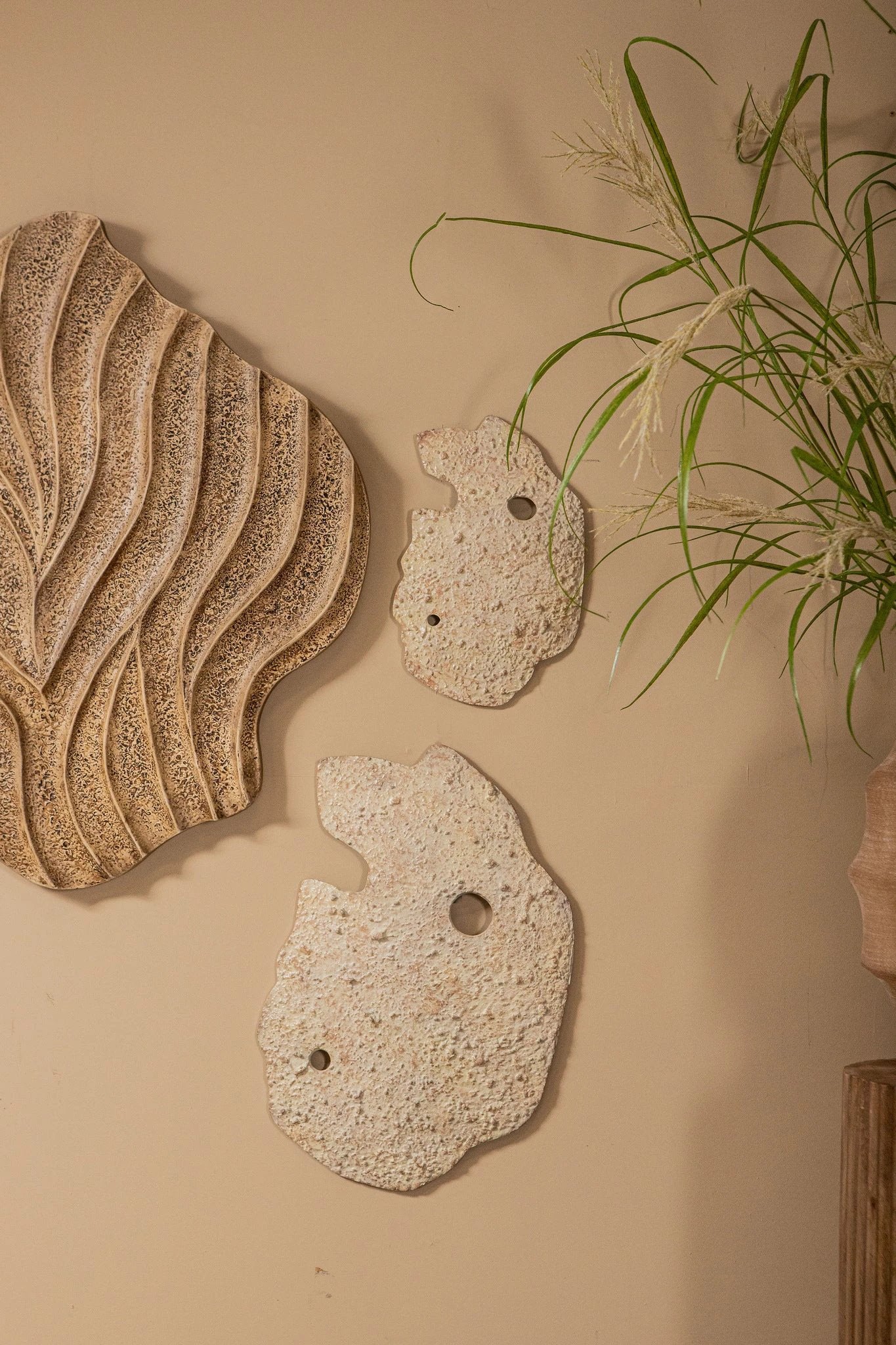 Enrike Beige Gegoten aluminium wandpaneel L met ruwe structuur by PTMD