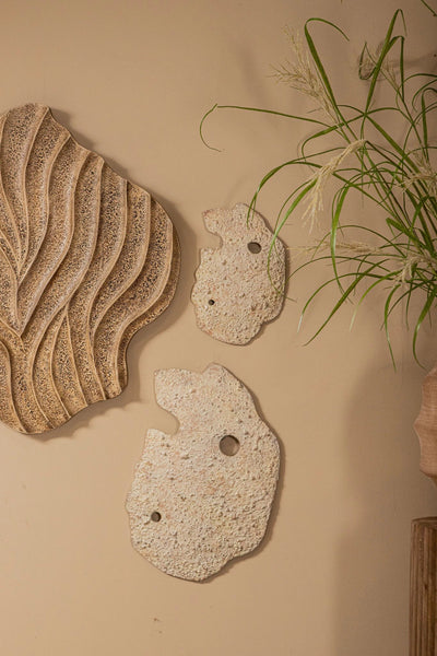 Enrike Beige Gegoten aluminium wandpaneel L met ruwe structuur by PTMD