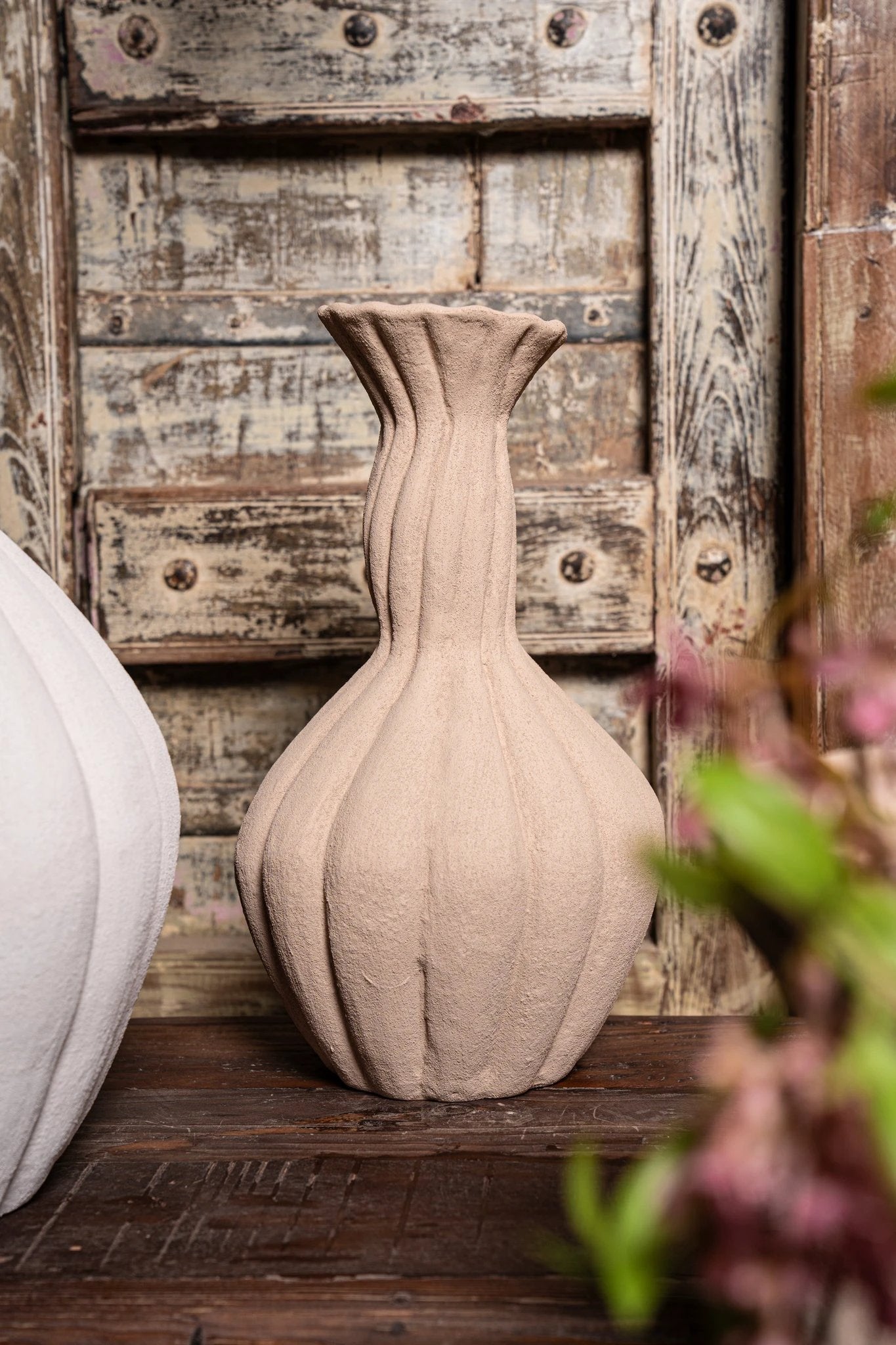 Lydia lichtbruine keramische vaas met spiraalvormige ribbels M by PTMD