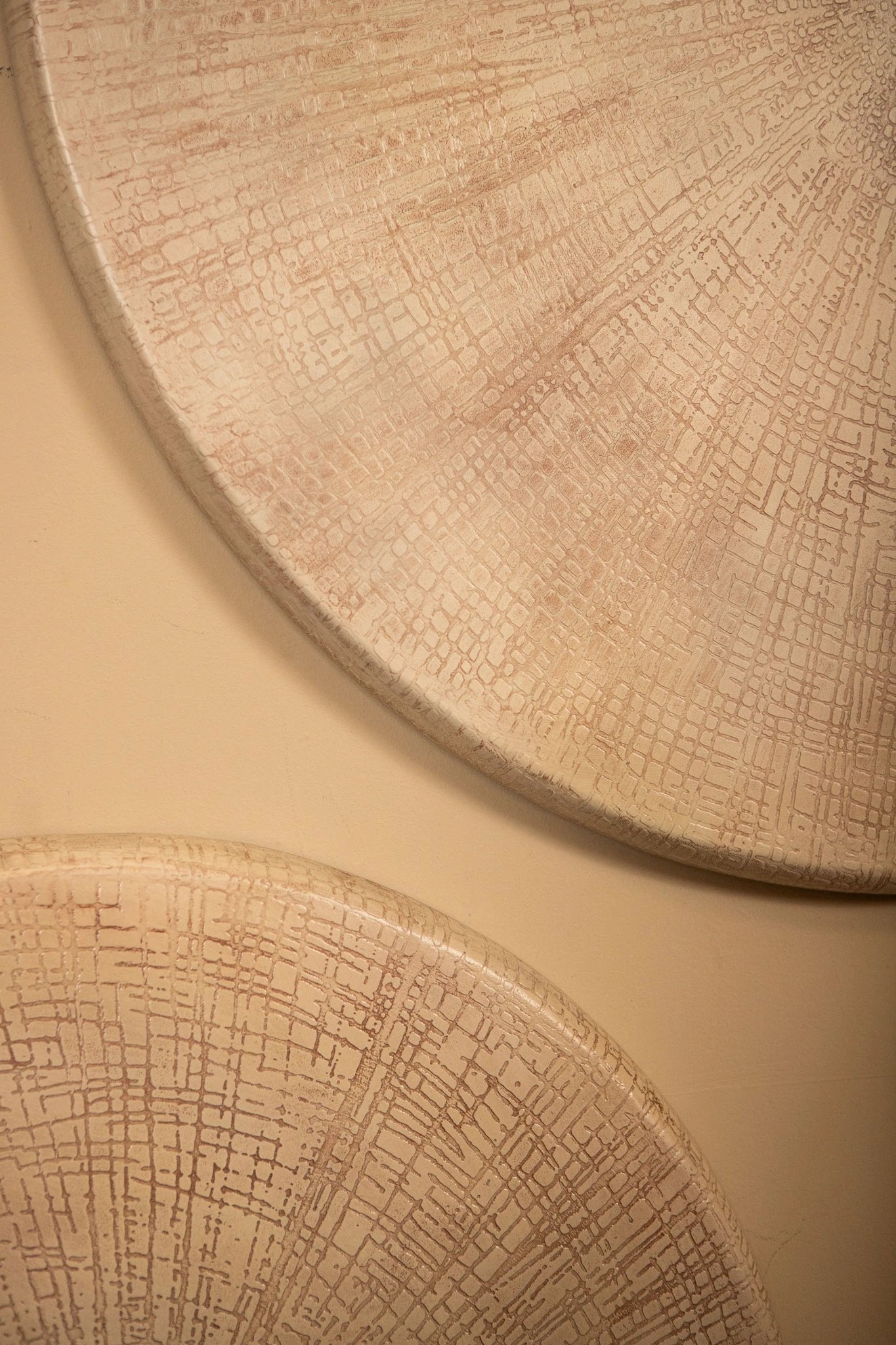 Raizo Beige aluminiumplaat getextureerd wandpaneel rond L by PTMD