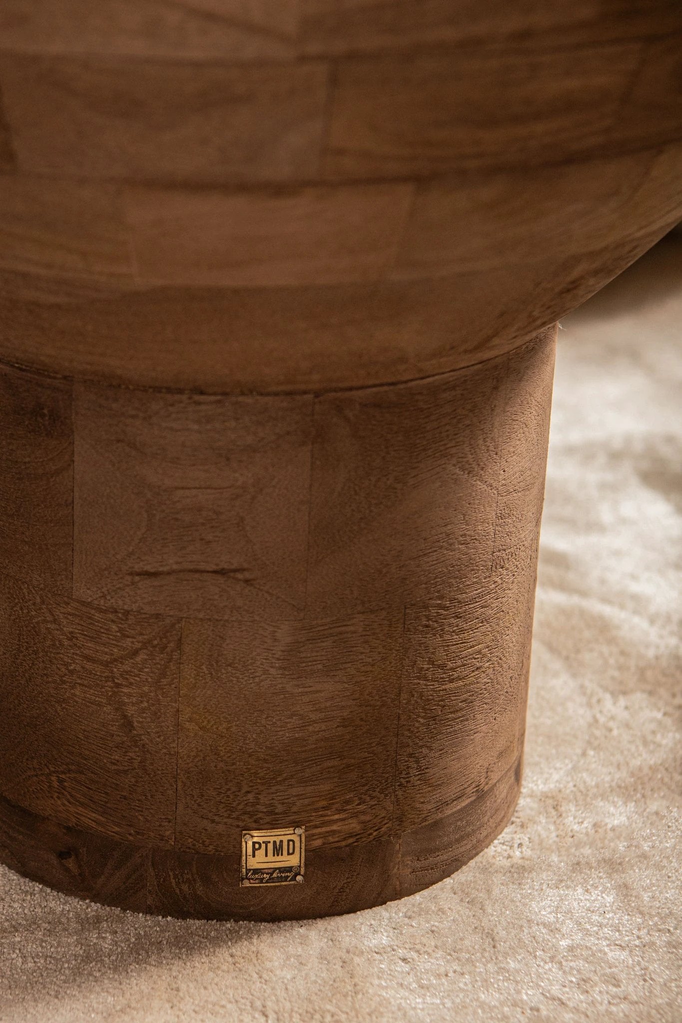 Erno ronde bijzettafel van natuurlijk mangohout op voet by PTMD