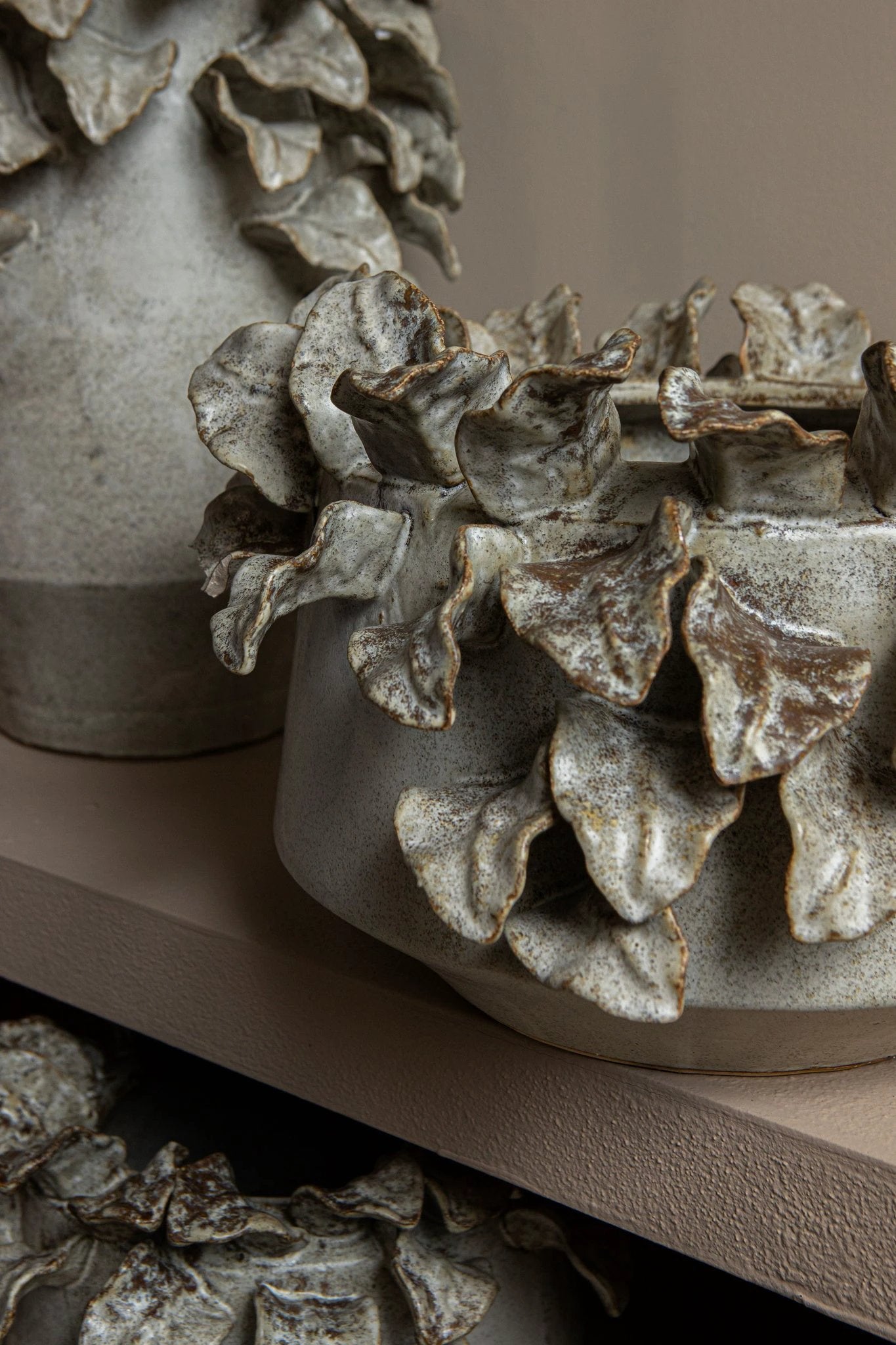 Varda beige keramische ruwe pot met bladdetails S by PTMD