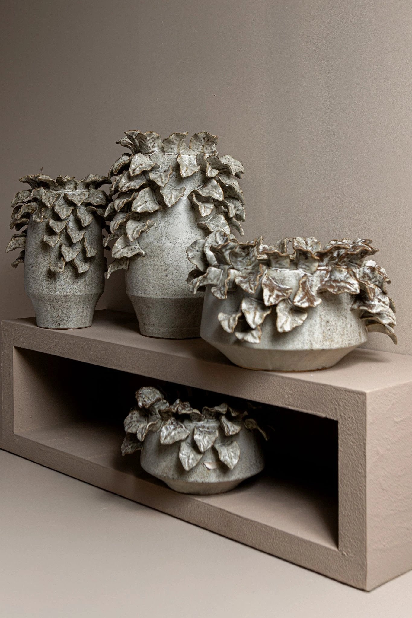 Varda beige ruwe keramische pot met bladdetails L by PTMD