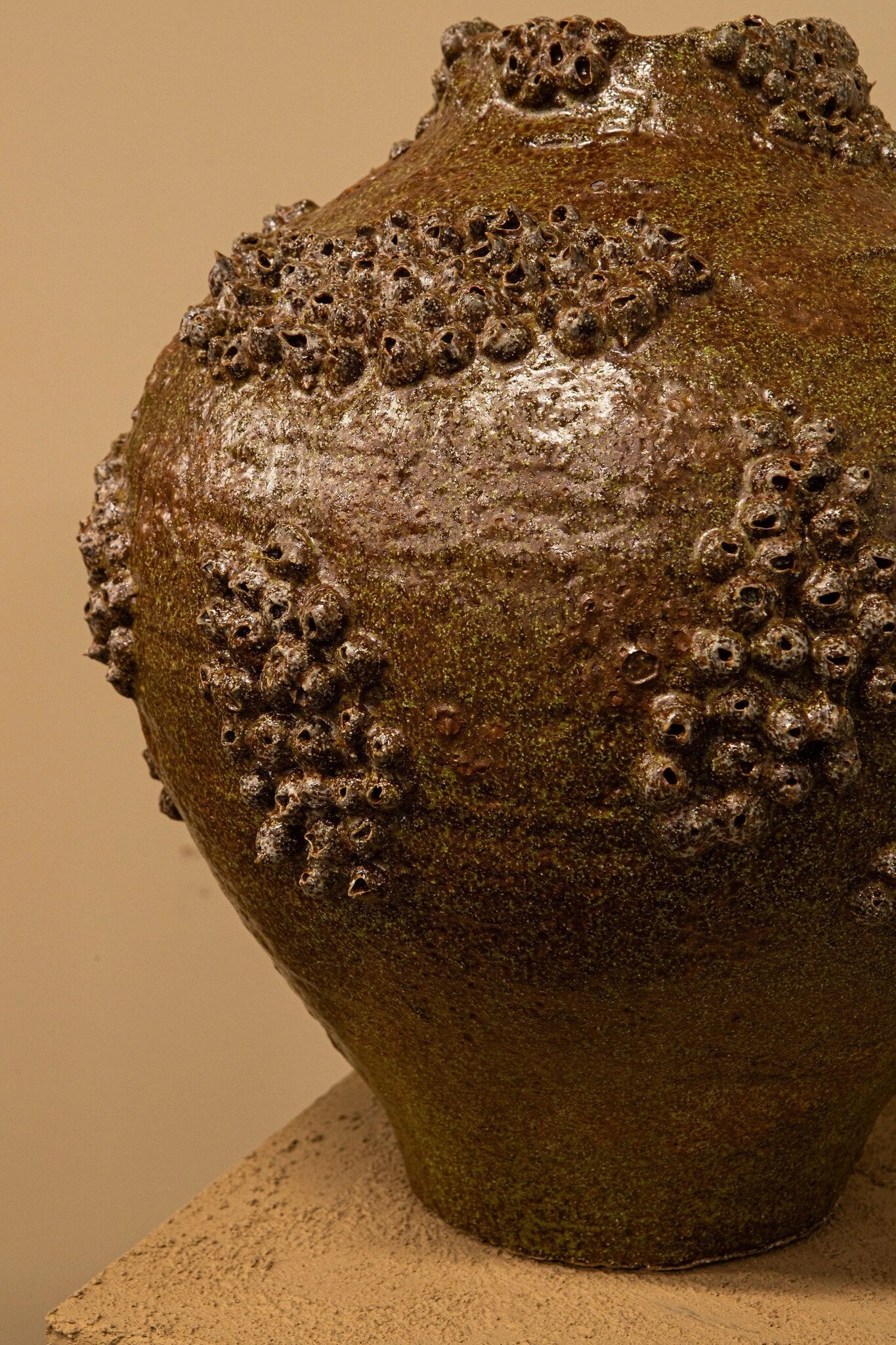 Deisy groene keramische kruikvormige vaas, ruwe koraal, maat L by PTMD