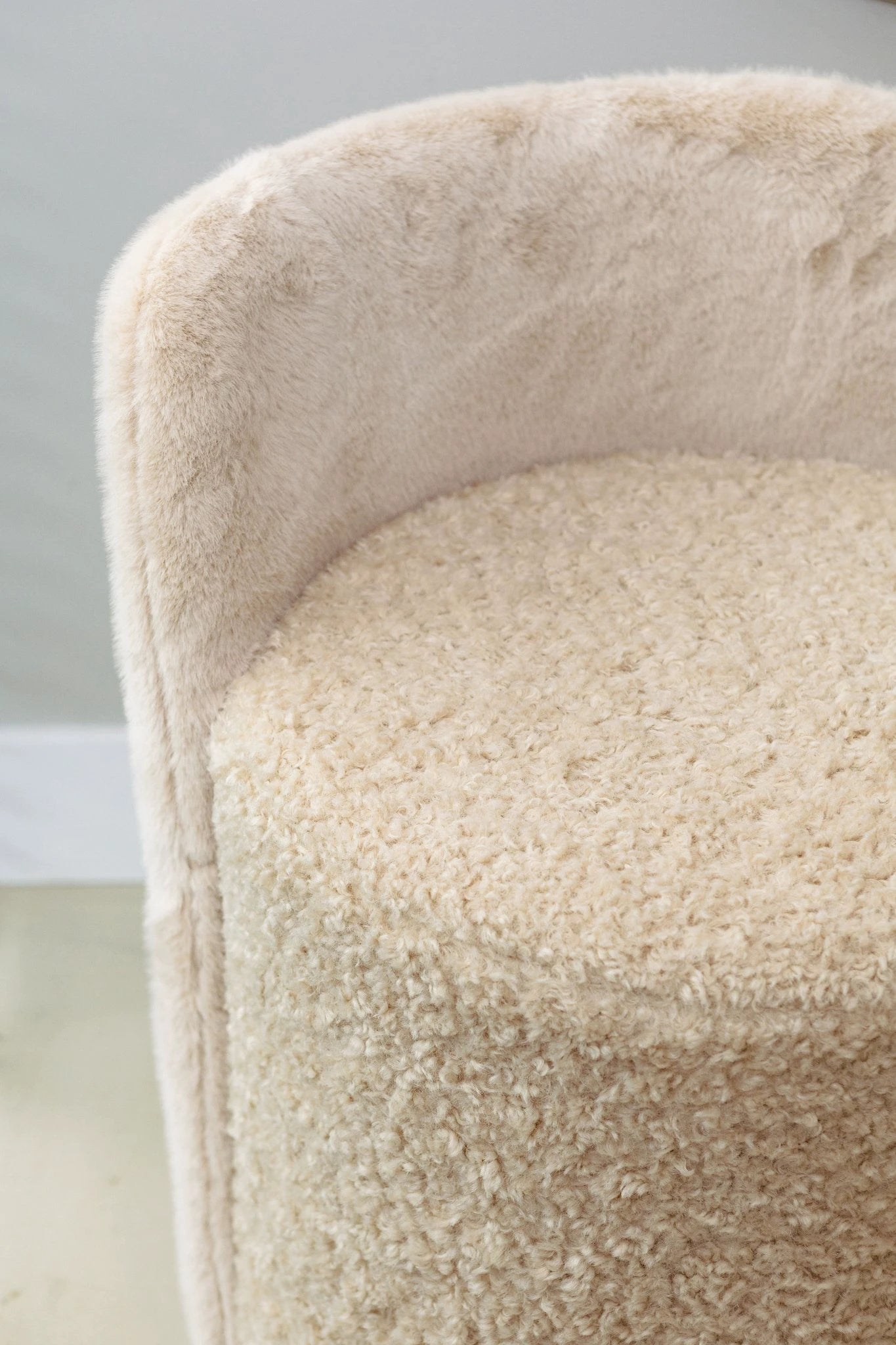 Brandon beige ronde stoffen poef met rugleuning by PTMD