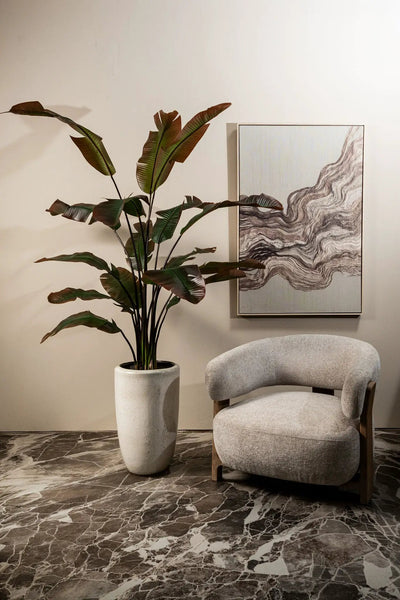 Donkergroene boom met rode Strelitzia in zwarte pot, PTMD, botanisch decoratief plantbeeld in interieurstijl