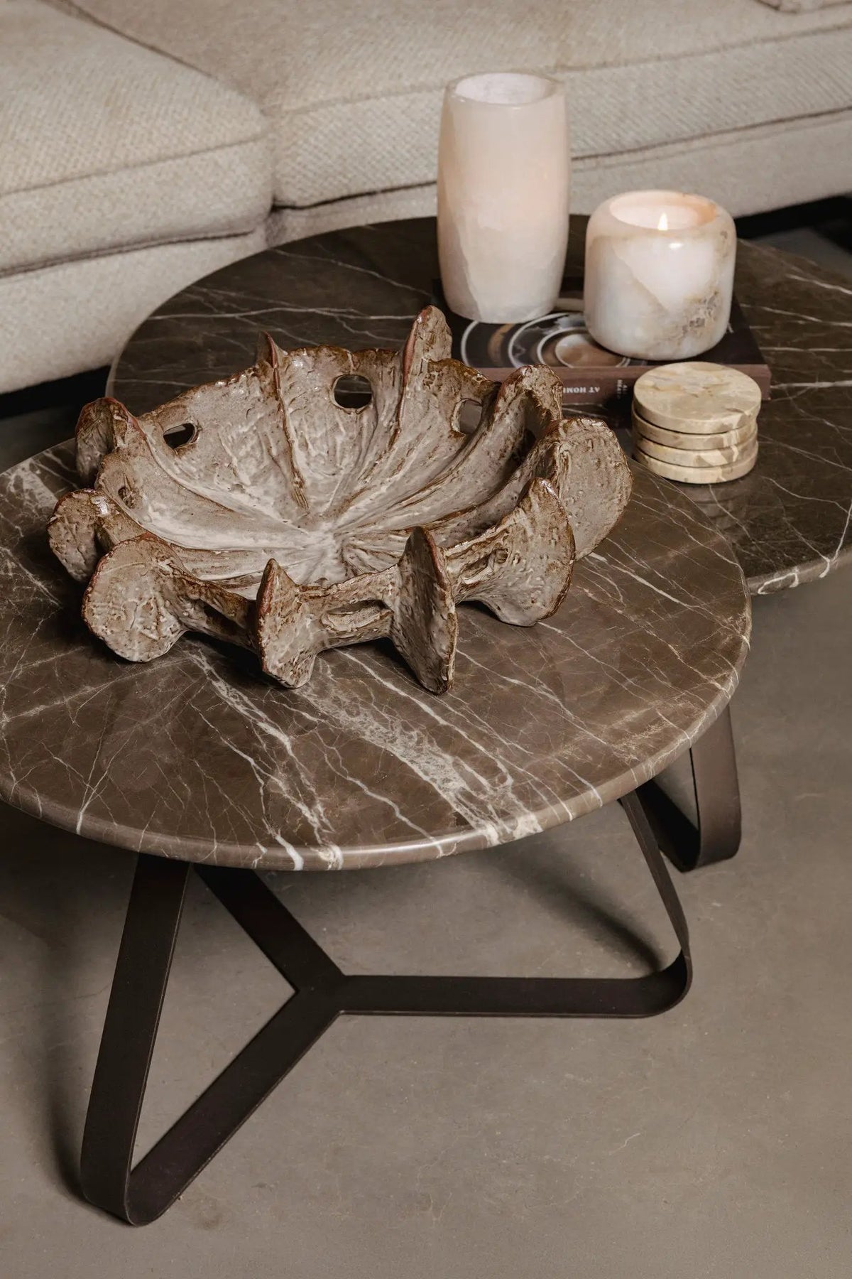 Kae ronde marmeren salontafel met ijzeren poten van PTMD, compacte design met wit marmer en zwarte metalen pootjes.