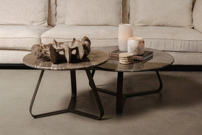 Ronde marmeren salontafel met ijzeren poten van PTMD, compacte Kae-serie, elegante woonmeubel voor woonkamer decor.