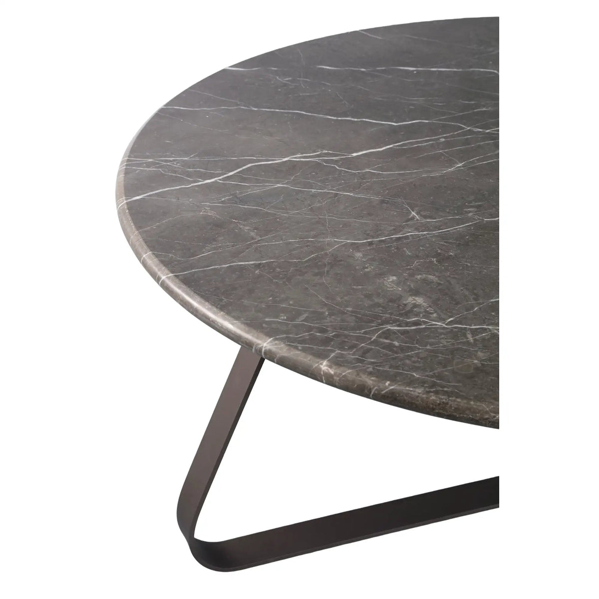 Ronde marmeren salontafel met ijzeren poten van PTMD, vierkante afwerking, elegant design, in woonkamer geplaatst.