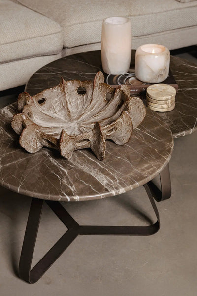 Ronde marmeren salontafel van PTMD met ijzeren poten, grote L maat, elegant ontwerp voor woonkamer decoratie.