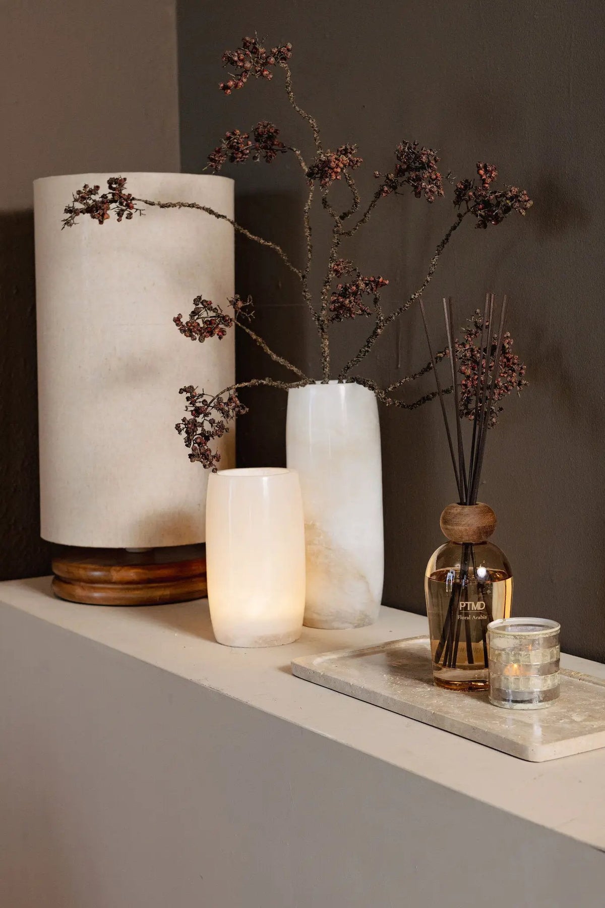 Devi tafellamp van PTMD met natuurlijke linnen kap en houten voet, hoge staande design voor sfeervolle verlichting.